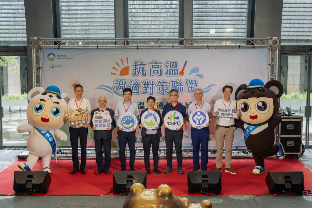 施次長_中間_、臺北市張溫德副市長_右3_、勞動部張國明組長_右2_、成大特聘教授林子平_右1_、氣候署徐副署長旭誠_左3_、交通部中央氣象署副署長洪景山_左2_、臺北市政府環境保護。