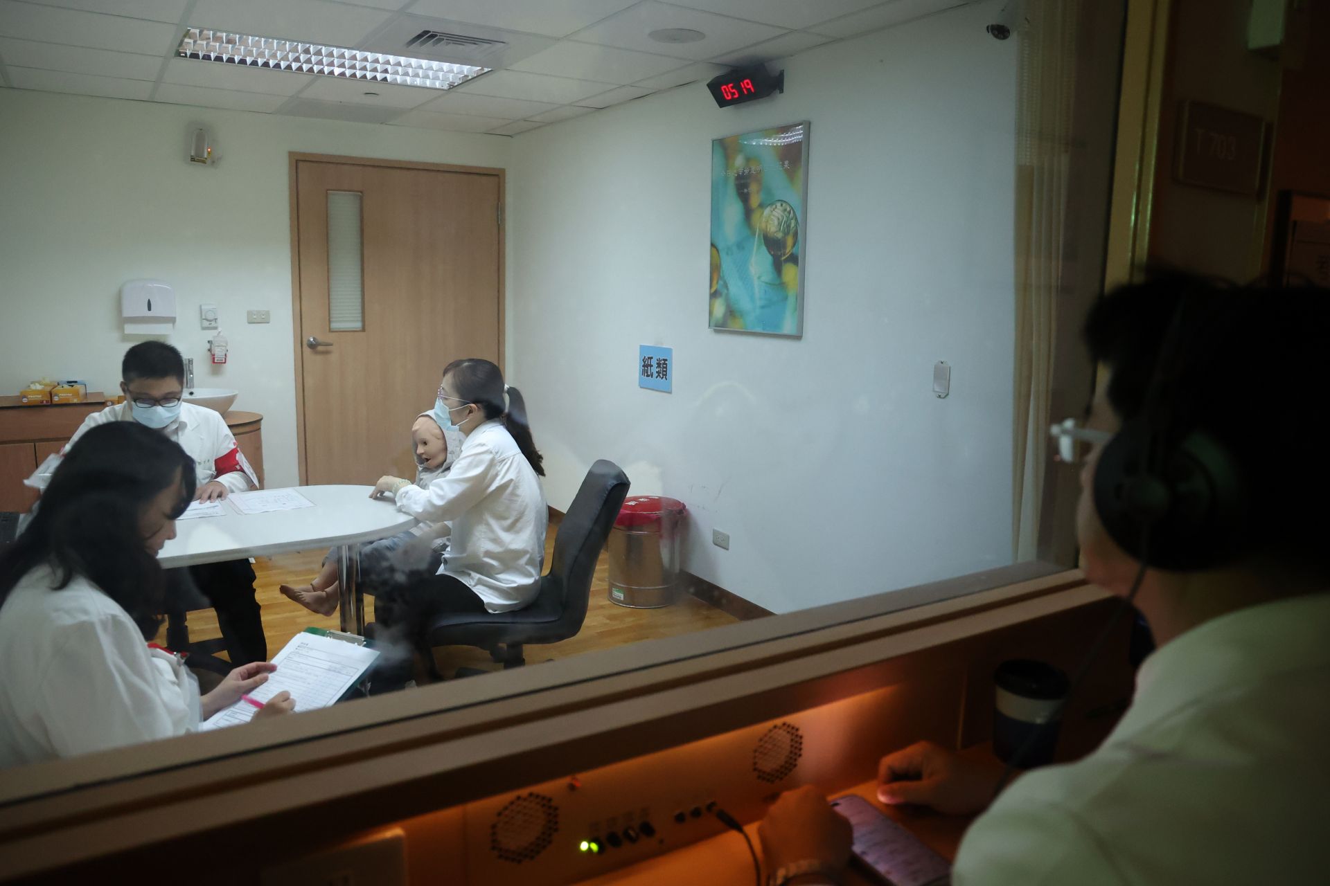 透過中心內教師走道的單片偏光玻璃與全方位的即時影音記錄，住院醫師在接受測試的時候，同時都會有考官做出最客觀準確的評估結果。