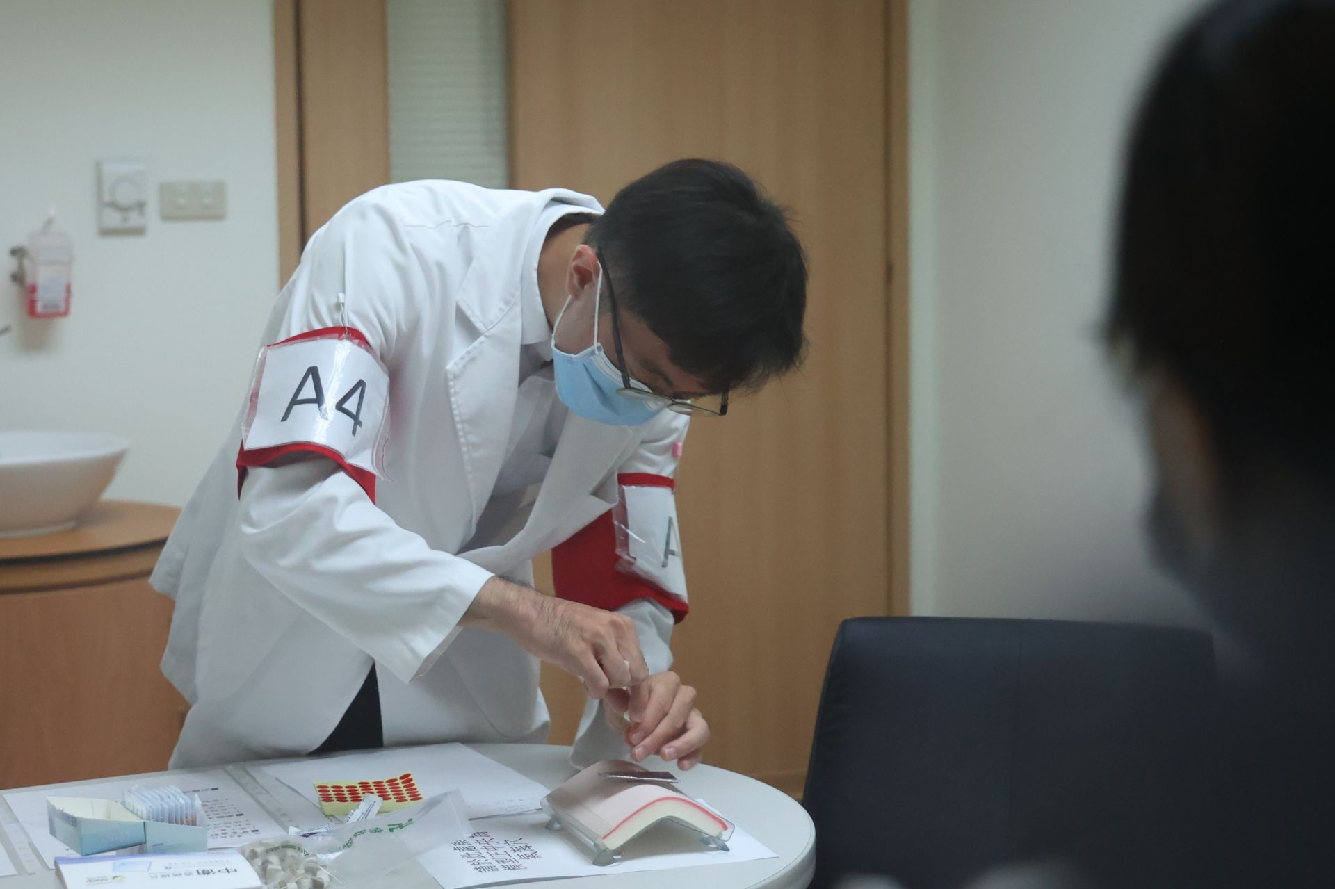今年針灸科站也首度導入擬真皮膚模型，有別以往多以貼紙標示穴位位置，不僅提高手感與定位準確度，也避免標準化病人長時間反覆受針的不適。