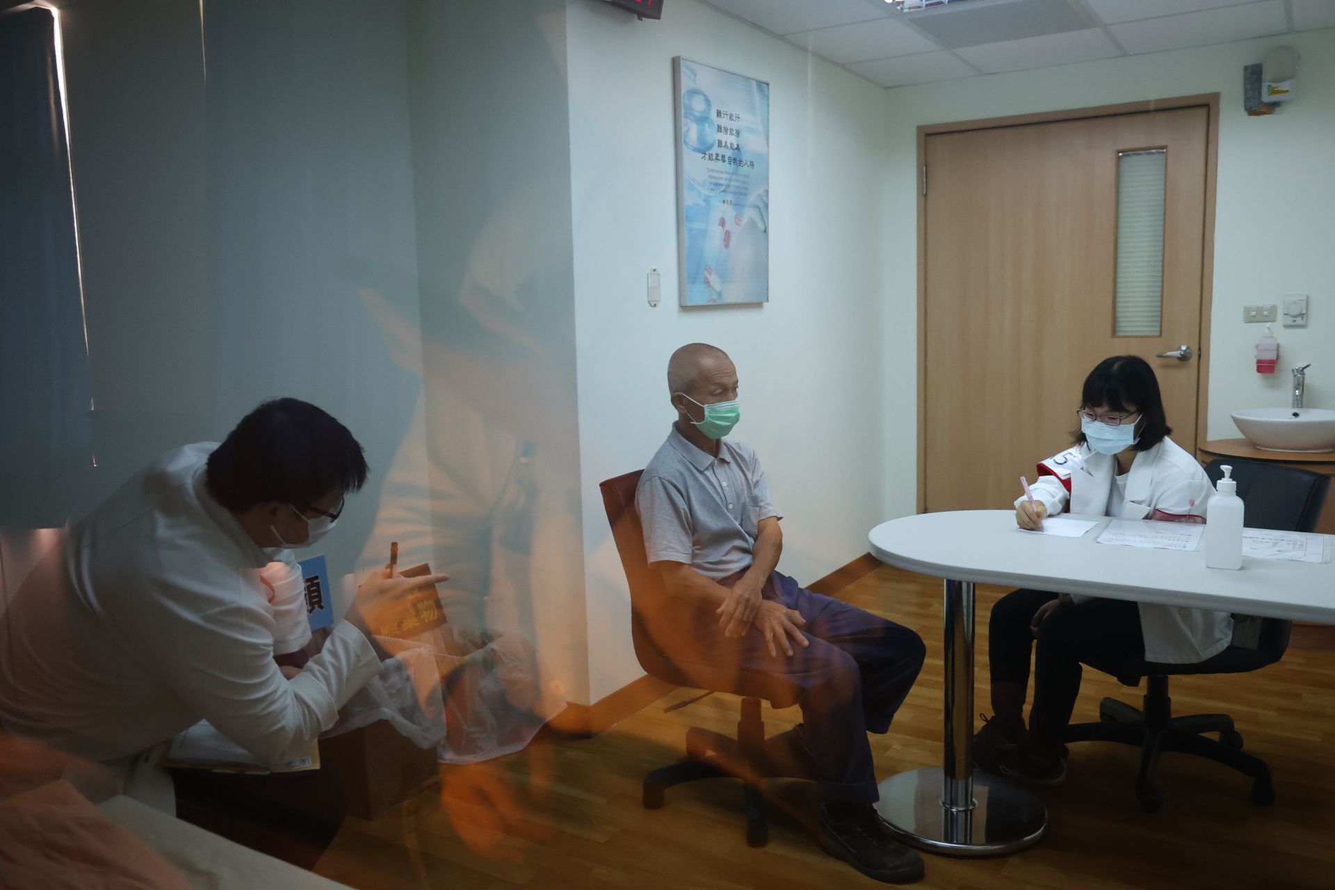 每站測驗結束後，在診間內評測試驗內容的考官會立即給予考生回饋。