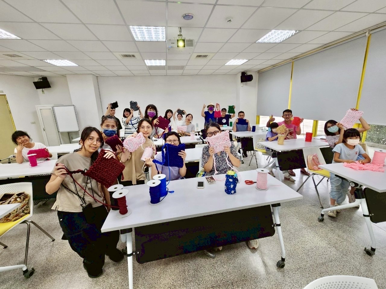 學員們發揮創意編織出不一樣的毛孩提袋