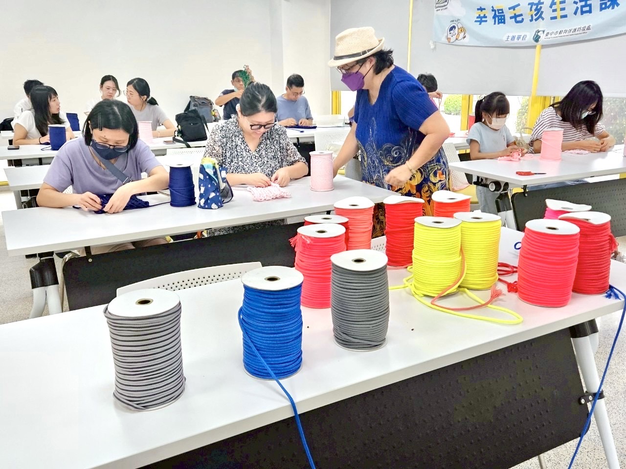 挑選不一樣的顏色-為毛孩的提袋增加不同的色彩