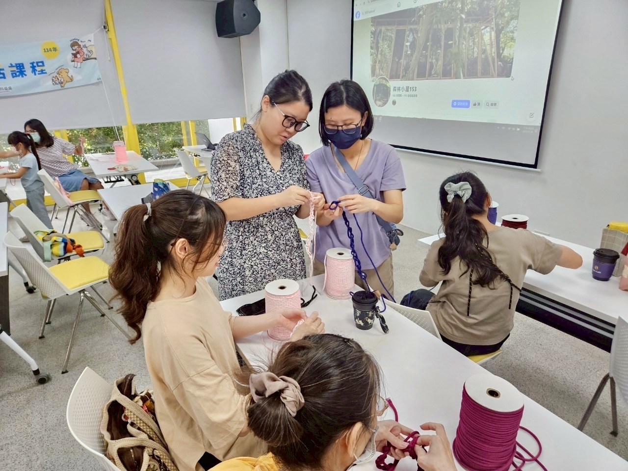 學員們互相幫助一起完成毛孩提袋
