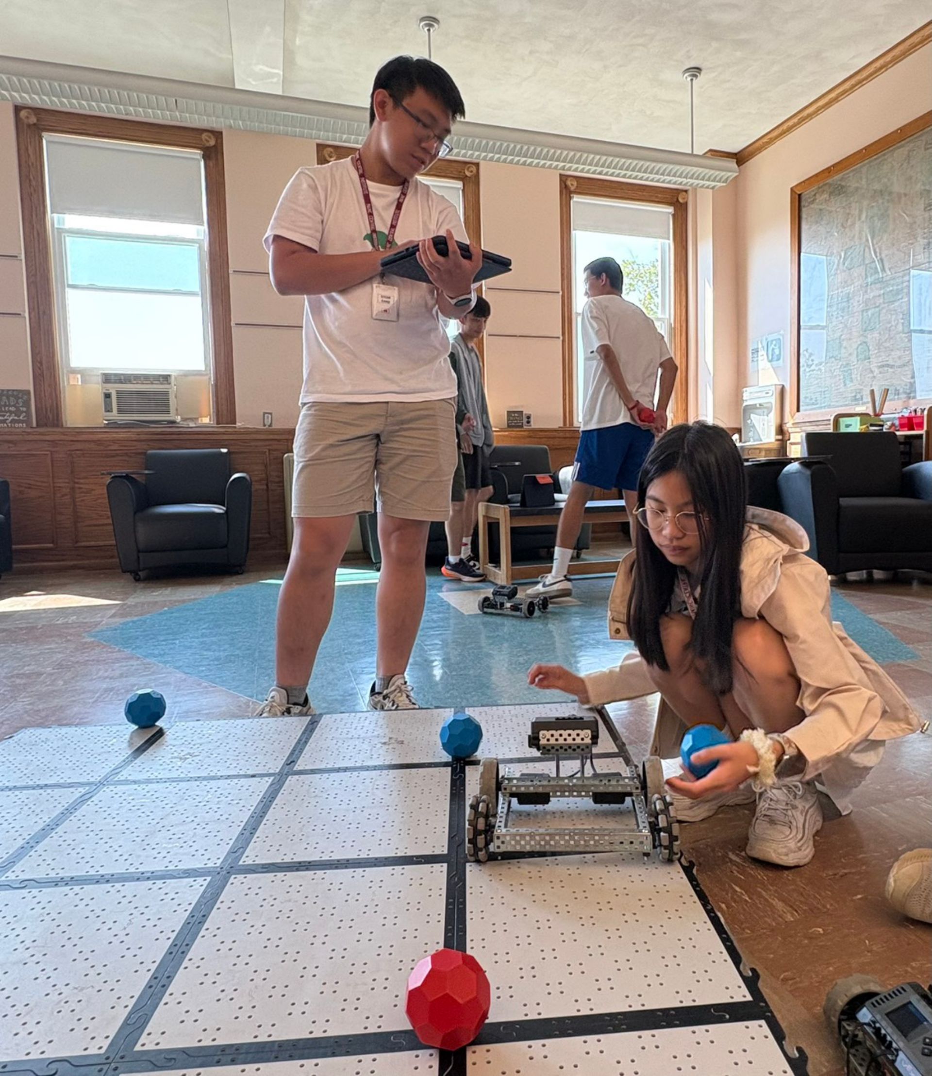 機器人課程結合程式設計與機械組裝，讓學生動手操作圓形機器人Sphero進行闖關對戰賽。