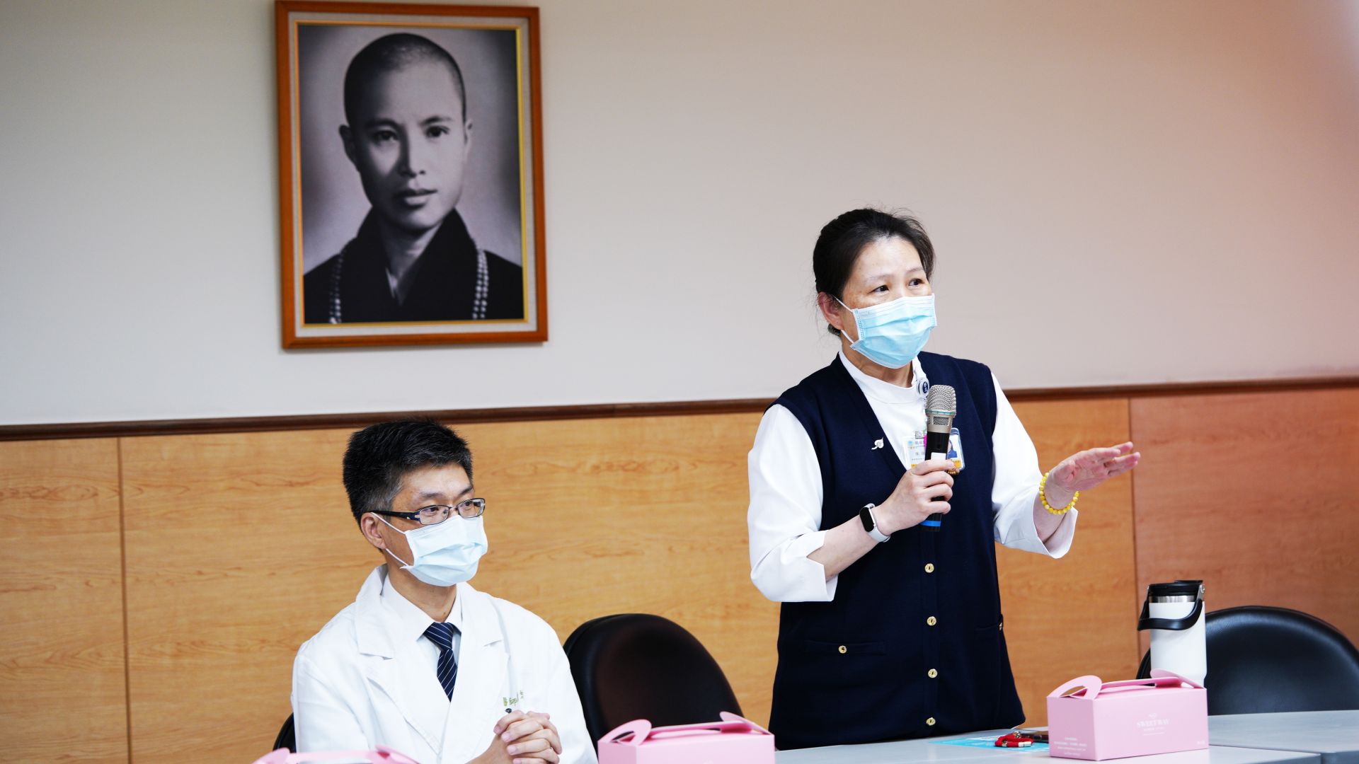 護理部主任陳佳蓉闡述，中心導入在宅急症實務中扮演關鍵角色家庭專科護理師。