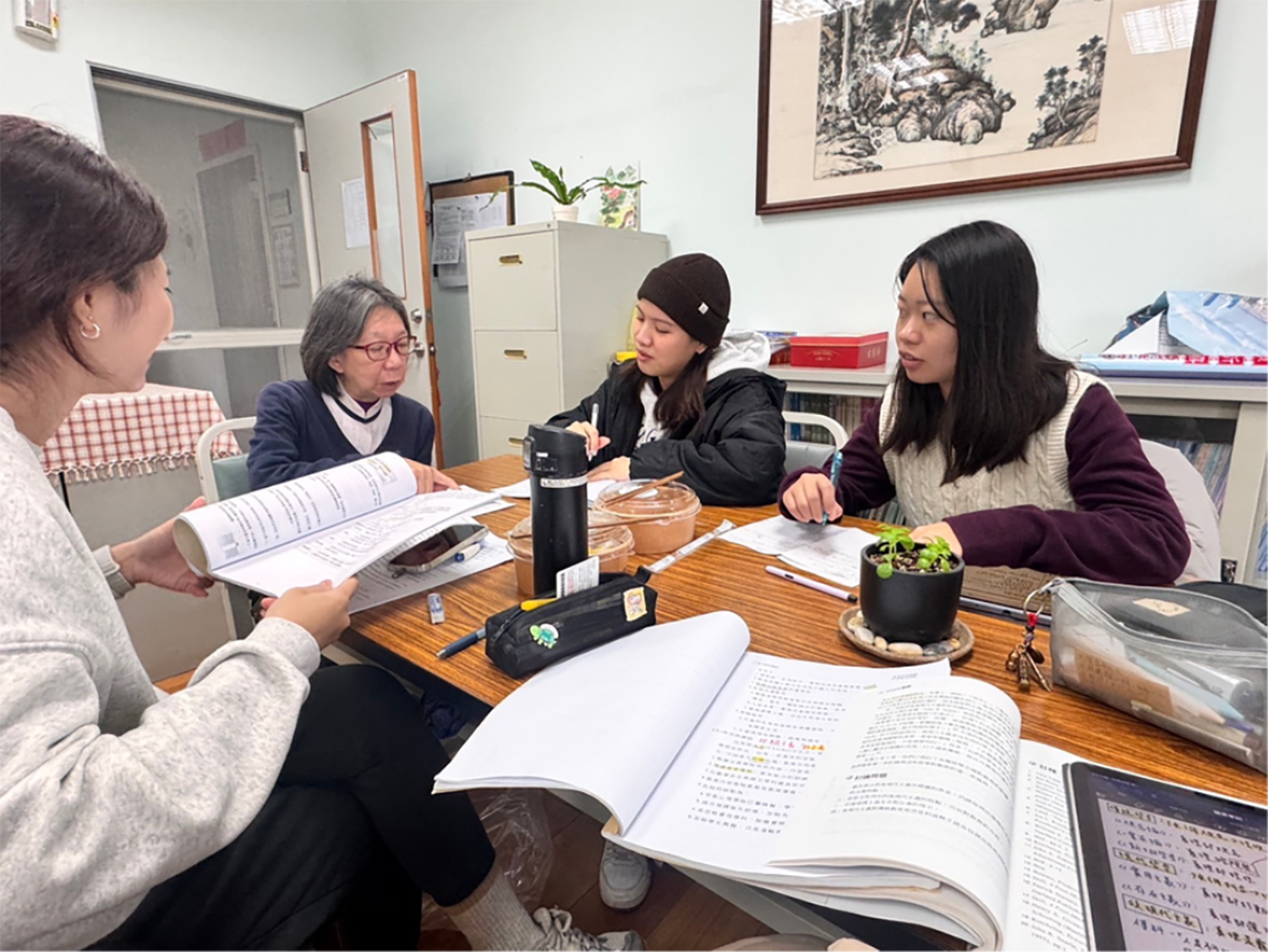 師資生自行組織社群，定期討論考試重點。