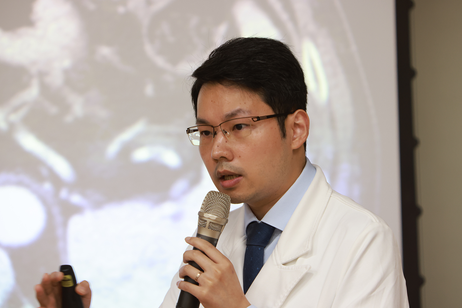 主治醫師翁銘彣以扭轉肝病三部曲說明「為何無症狀的B、C型肝炎病毒與脂肪肝仍需追蹤與治療」。