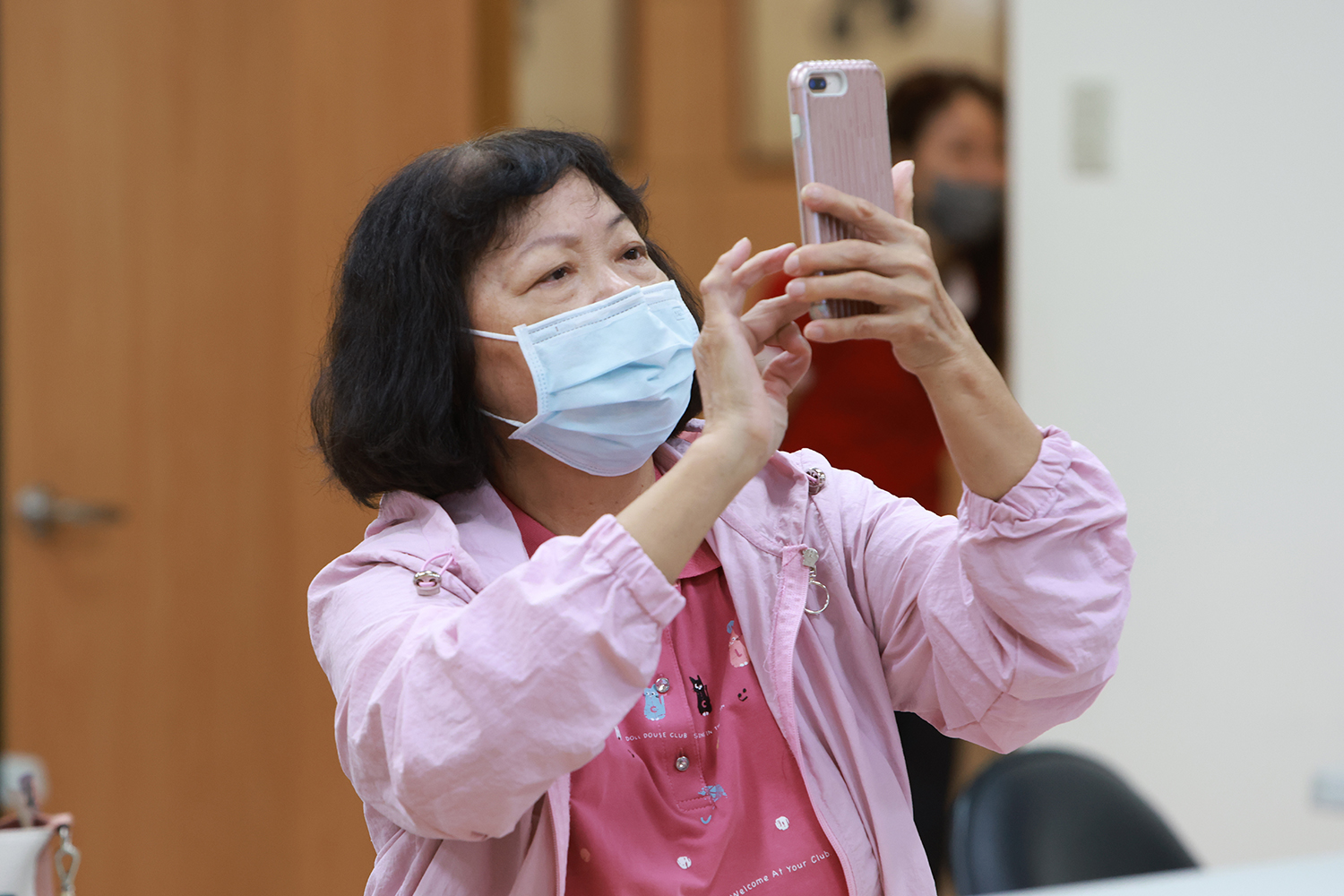 民眾用手機快速紀錄講師護肝叮嚀。