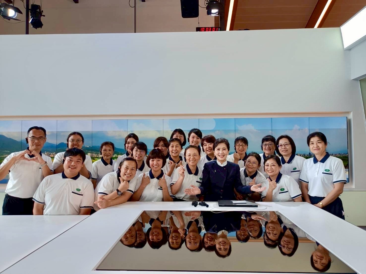 臺南慈中幼兒園老師們與大愛新聞鄭佳奇主播合影。