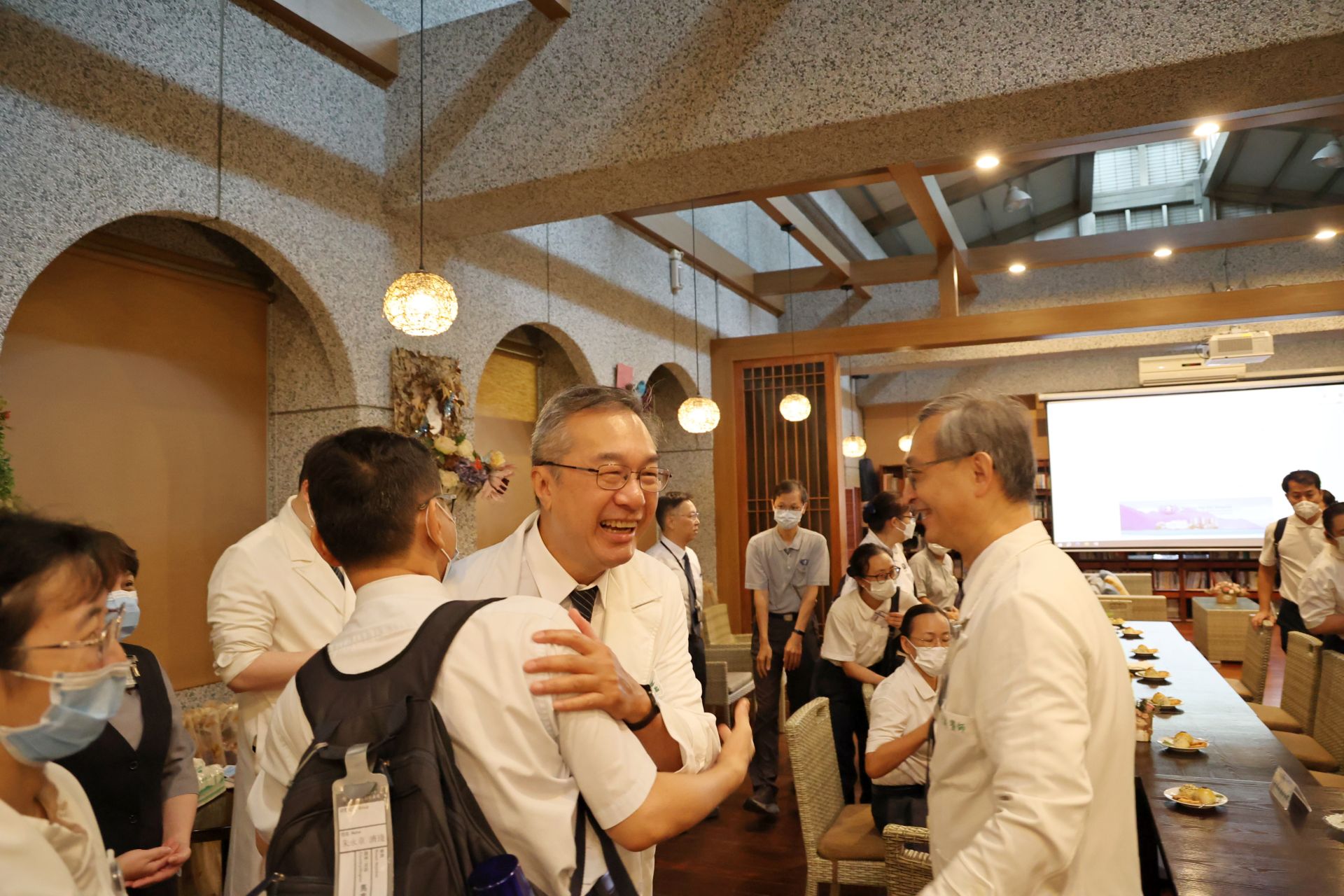 花蓮慈院國際醫療中心的鄭順賢副主任與來自同鄉的人醫夥伴相見歡。