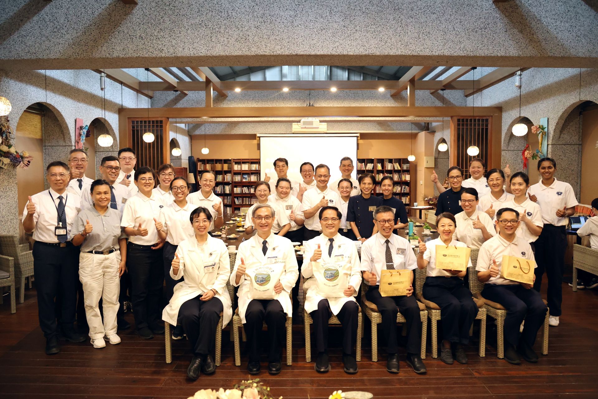 馬來西亞檳城人醫會團隊至花蓮慈院取經，由林欣榮院長代表竭誠歡迎與交流。前排左起花蓮慈院吳雅汝醫務祕書、李啟誠副院長、林欣榮院長、人醫會馬來西亞分會宋文家副執行長、吉打分會莊菀佳副執行長以及馬來西亞人醫會新山互愛組林俊生組長。