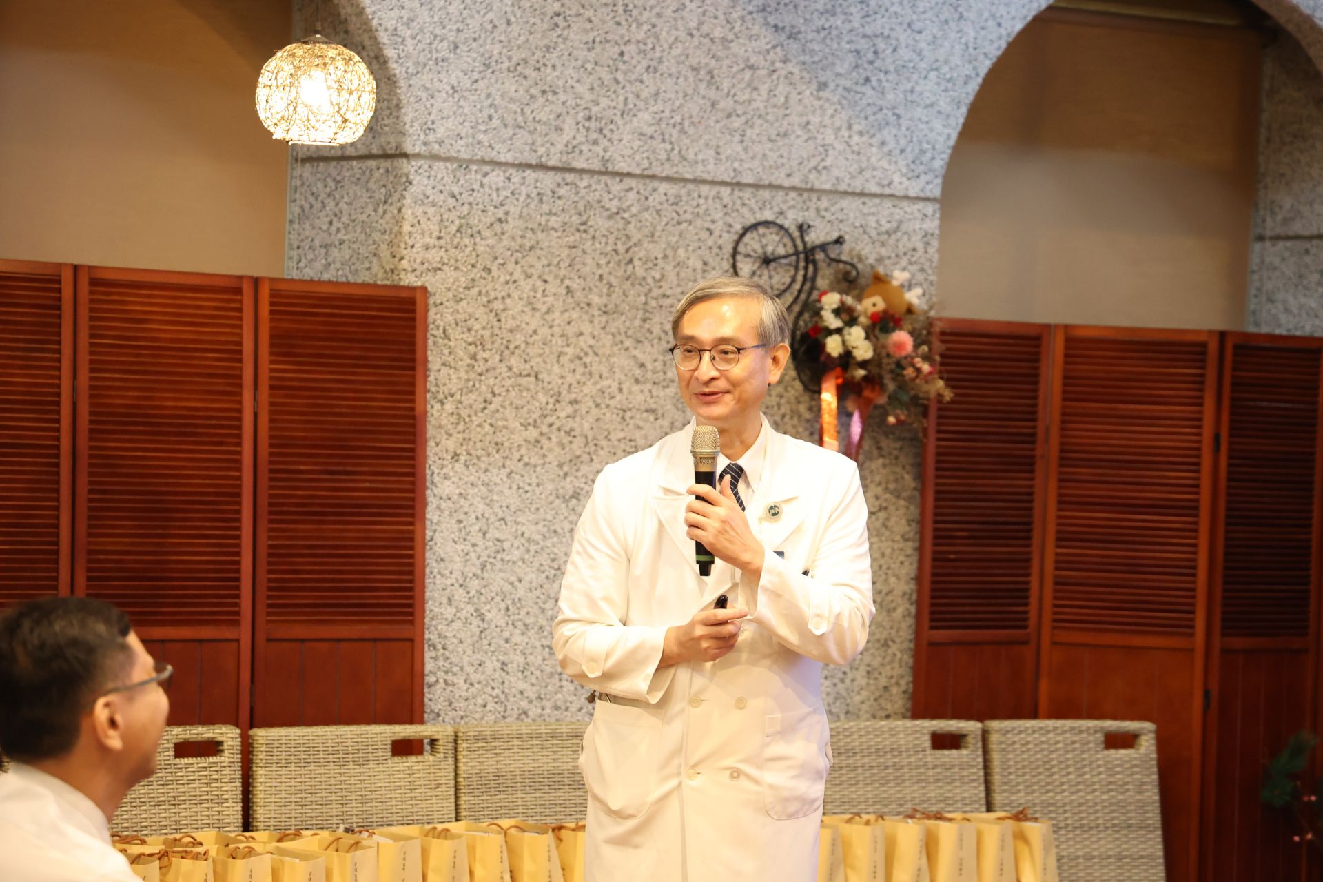 李啟城副院長接續介紹CAR-T療法。