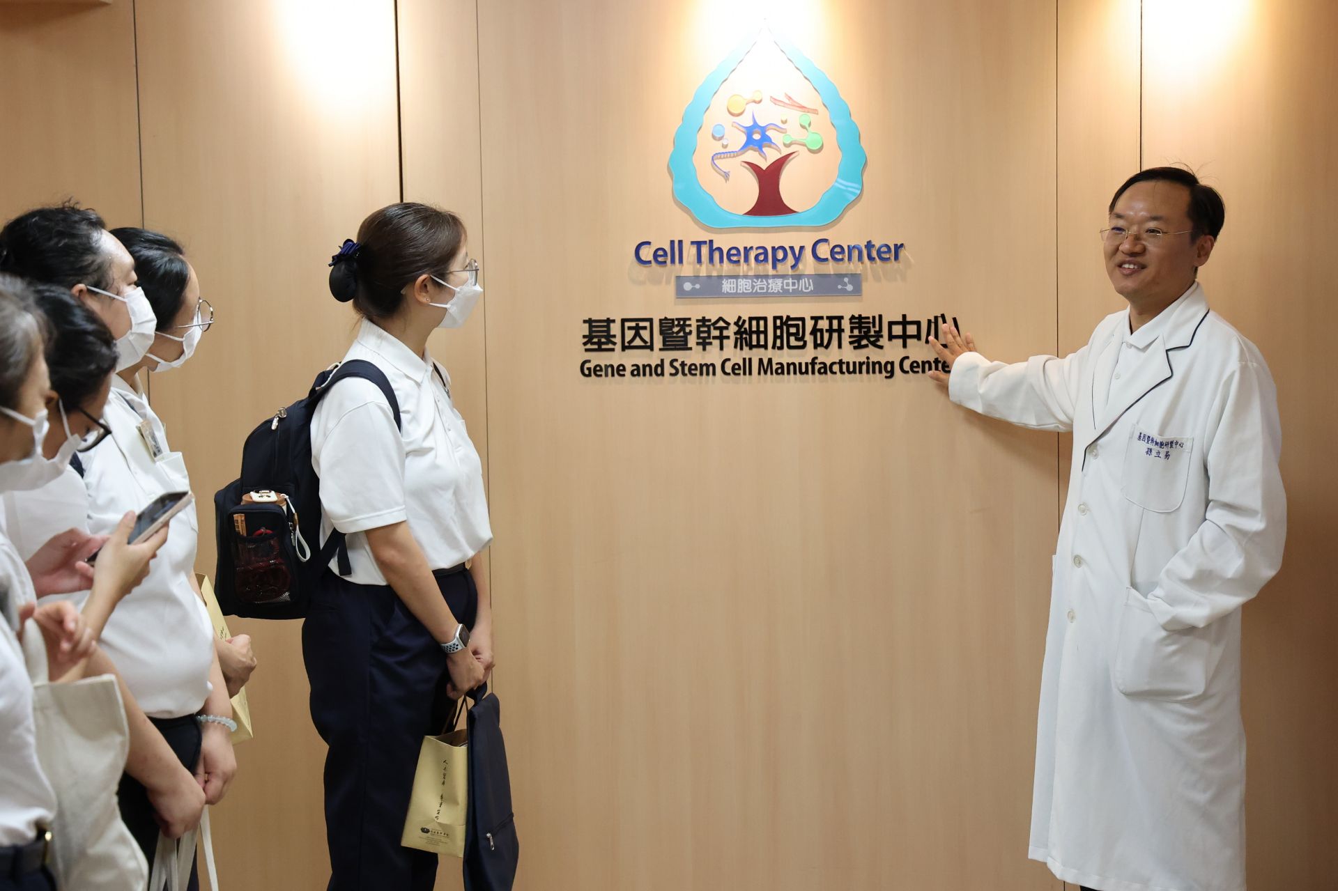 花蓮慈院的細胞治療研創也是馬來西亞人醫團隊此行參訪重點。由基因暨幹細胞研製中心孫立易主任帶領參觀細胞製程。