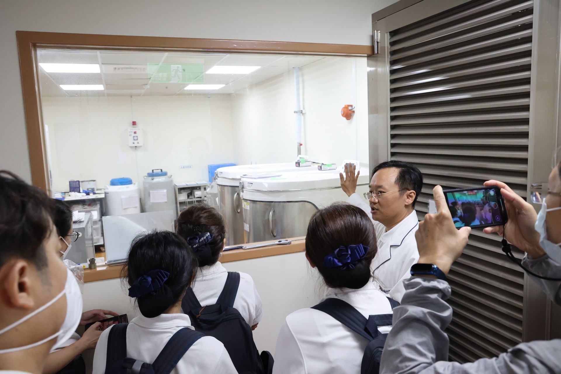 花蓮慈院的細胞治療研創也是馬來西亞人醫團隊此行參訪重點。由基因暨幹細胞研製中心孫立易主任帶領參觀細胞製程。