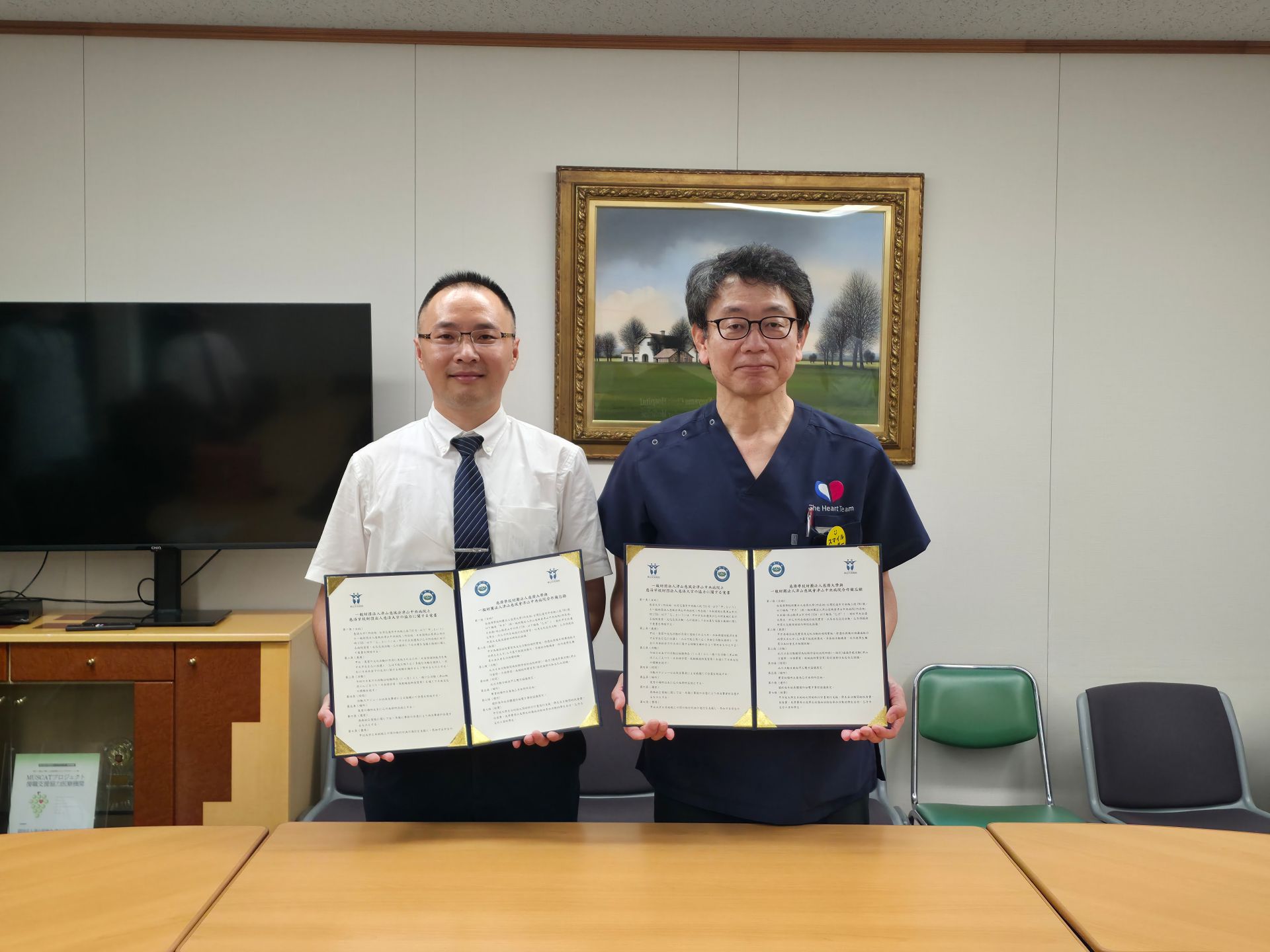 慈大吳晋暉副教授與津山中央病院院長岡岳文先生，代表雙方簽署合作備忘錄