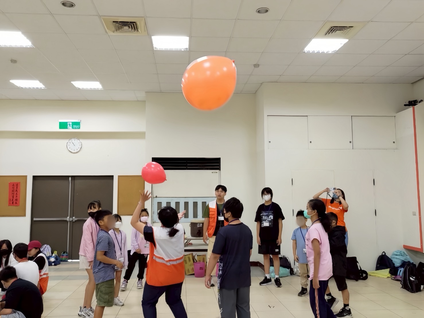 小組團康遊戲，透過拋氣球接力遊戲，增加團隊默契。