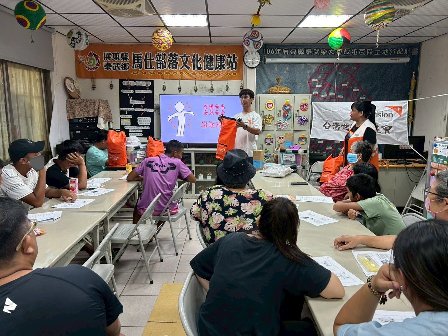 緊急救援專員向居民分享防災知識