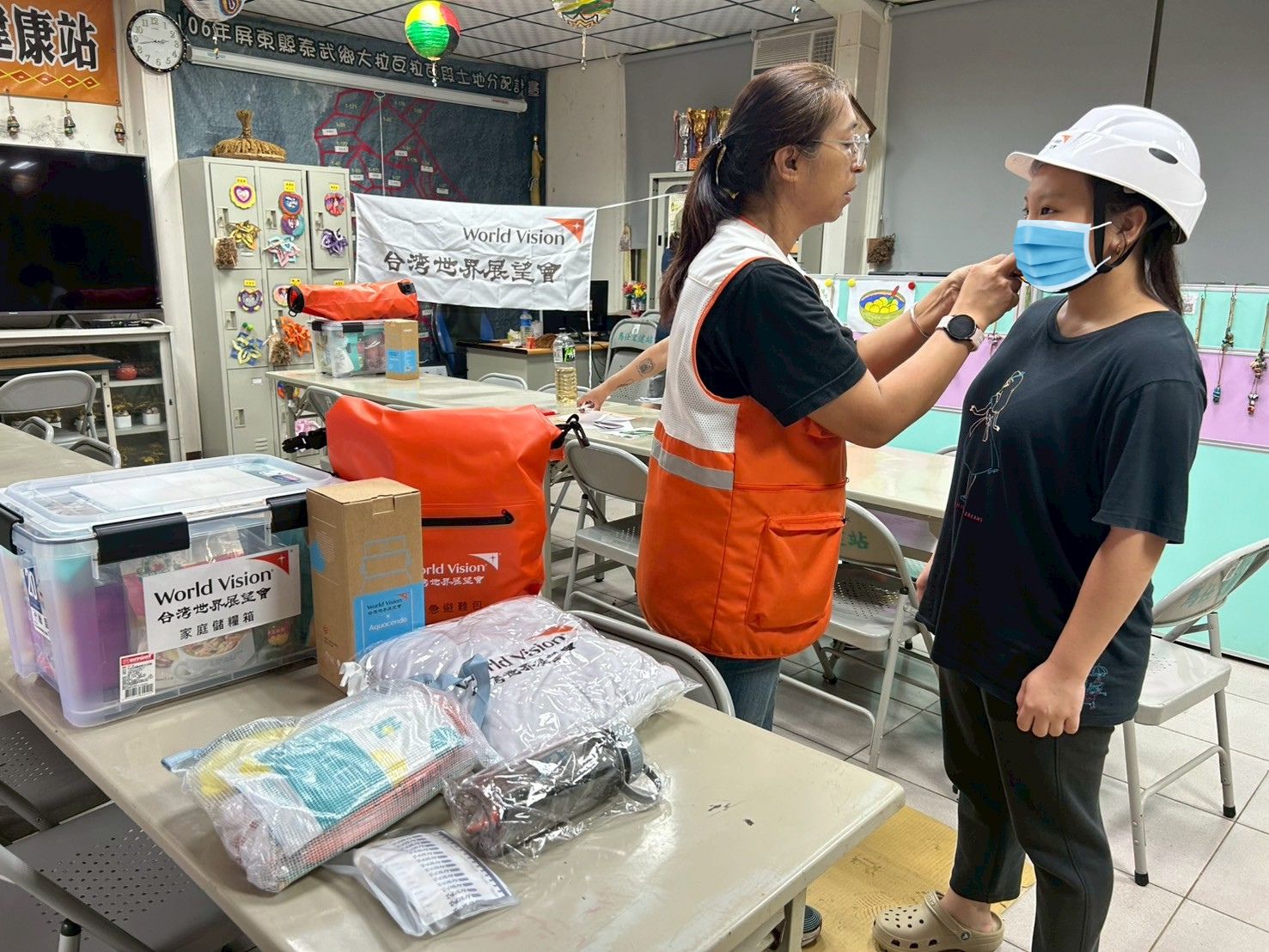 社工督導教導兒少使用緊急避難包內工具