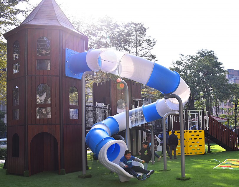 中和區福華公園以歡樂城堡為設計主軸，讓孩子們可以安全地在這裡盡情挑戰自我、發揮想像力。