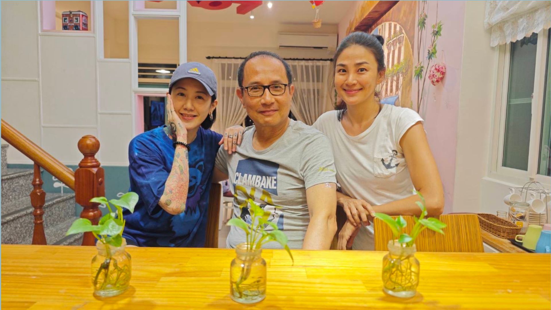 大愛劇《生命的麥田》艾偉在臺東拍攝期間，女兒艾娃前來探班，與劇中女兒洪小鈴真假女兒相見。