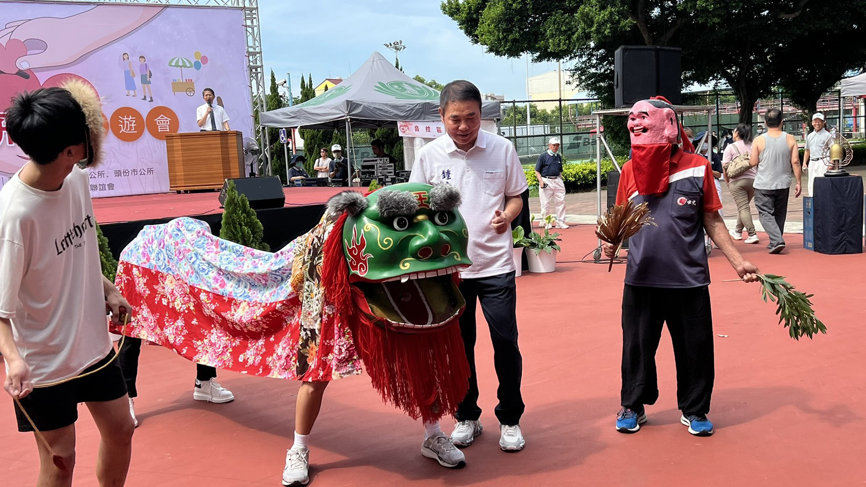 苗栗慈濟6月1日在竹南鎮運動公園舉辦「點亮微光．讓愛飛揚園遊會」。鍾東錦縣長出席響應。