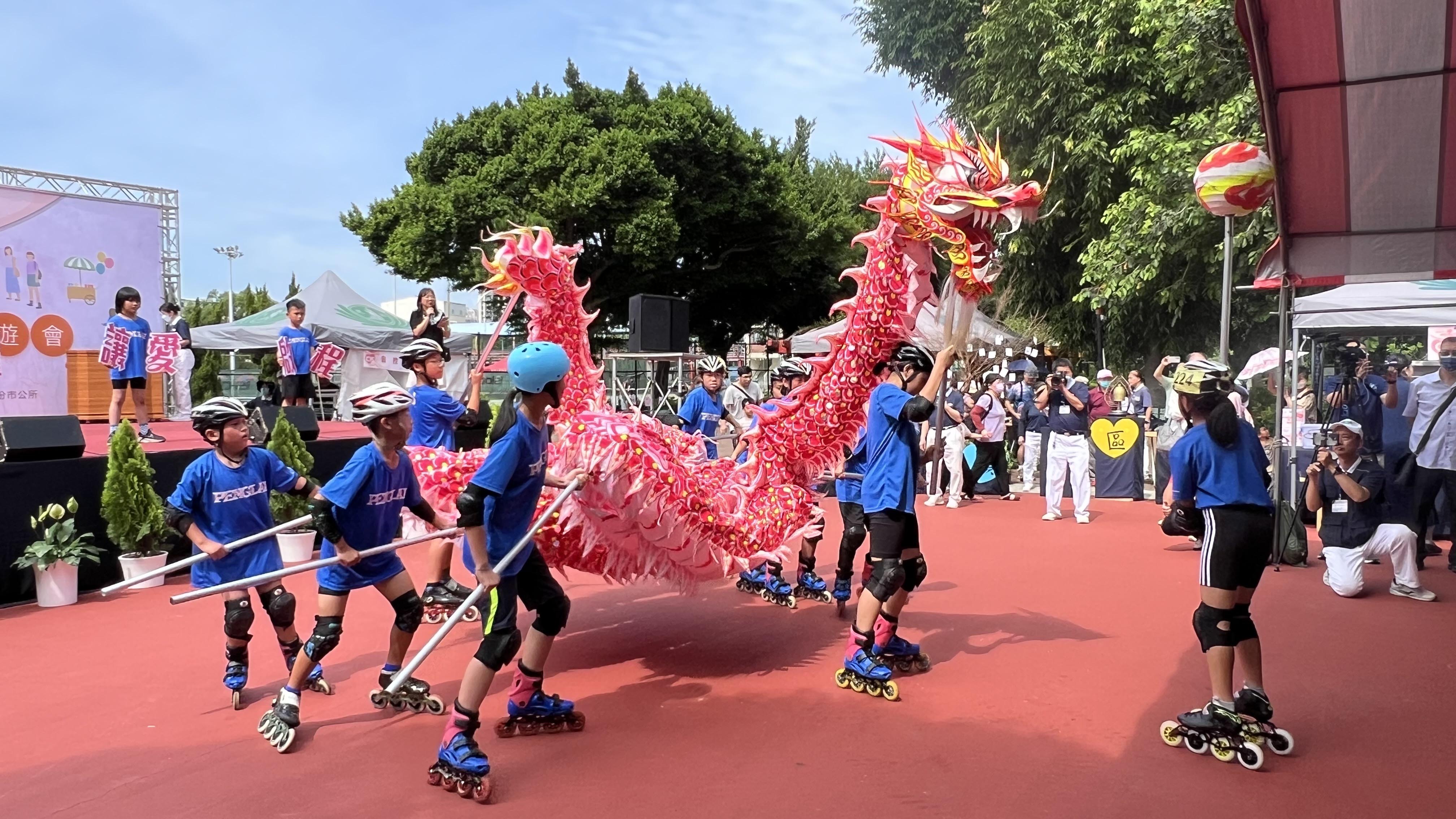 苗栗慈濟6月1日在竹南鎮運動公園舉辦「點亮微光．讓愛飛揚園遊會」。頭份國中、蓬萊國小出席演出。