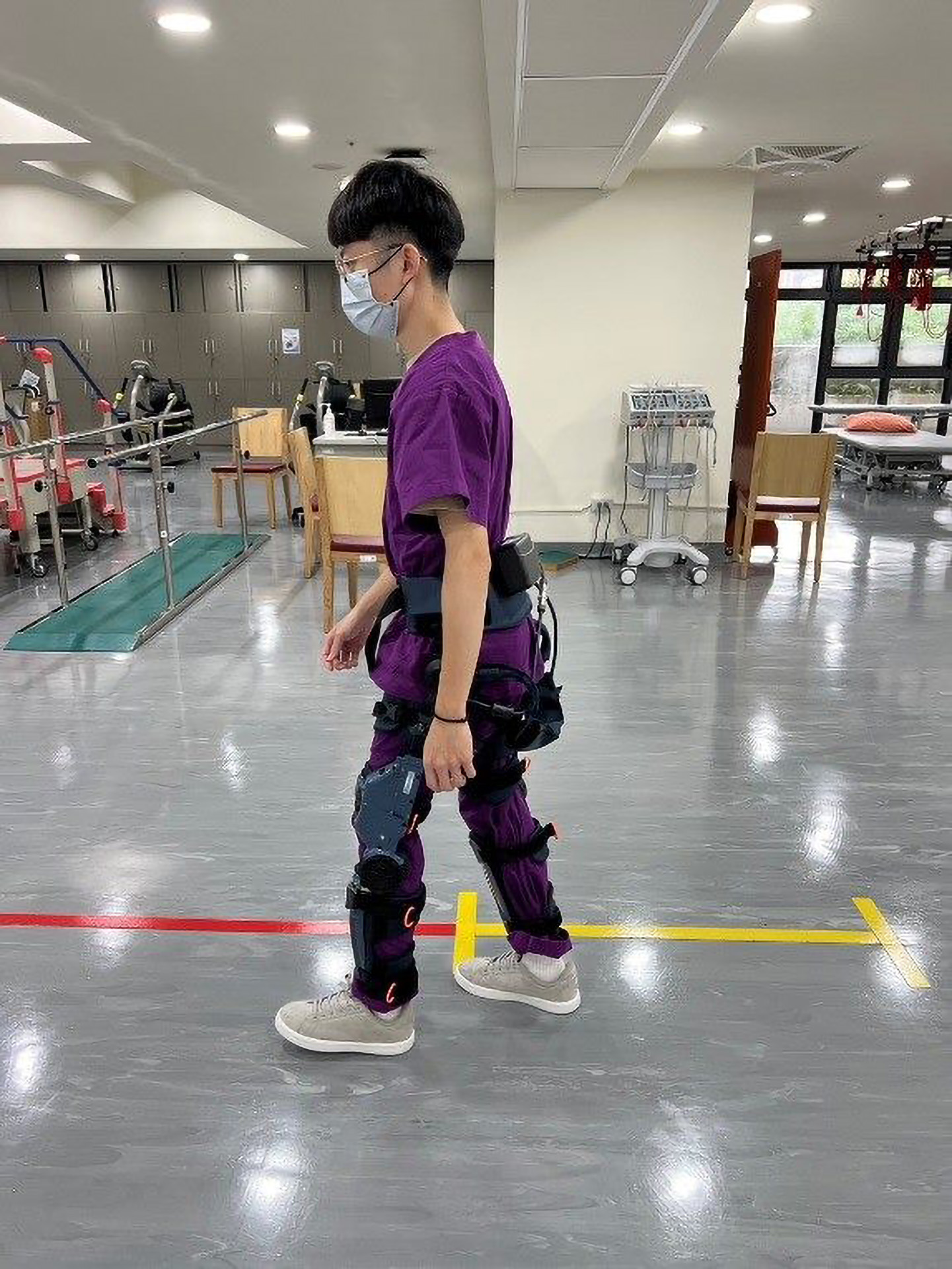 工作人員示範使用下肢外骨骼機器人 