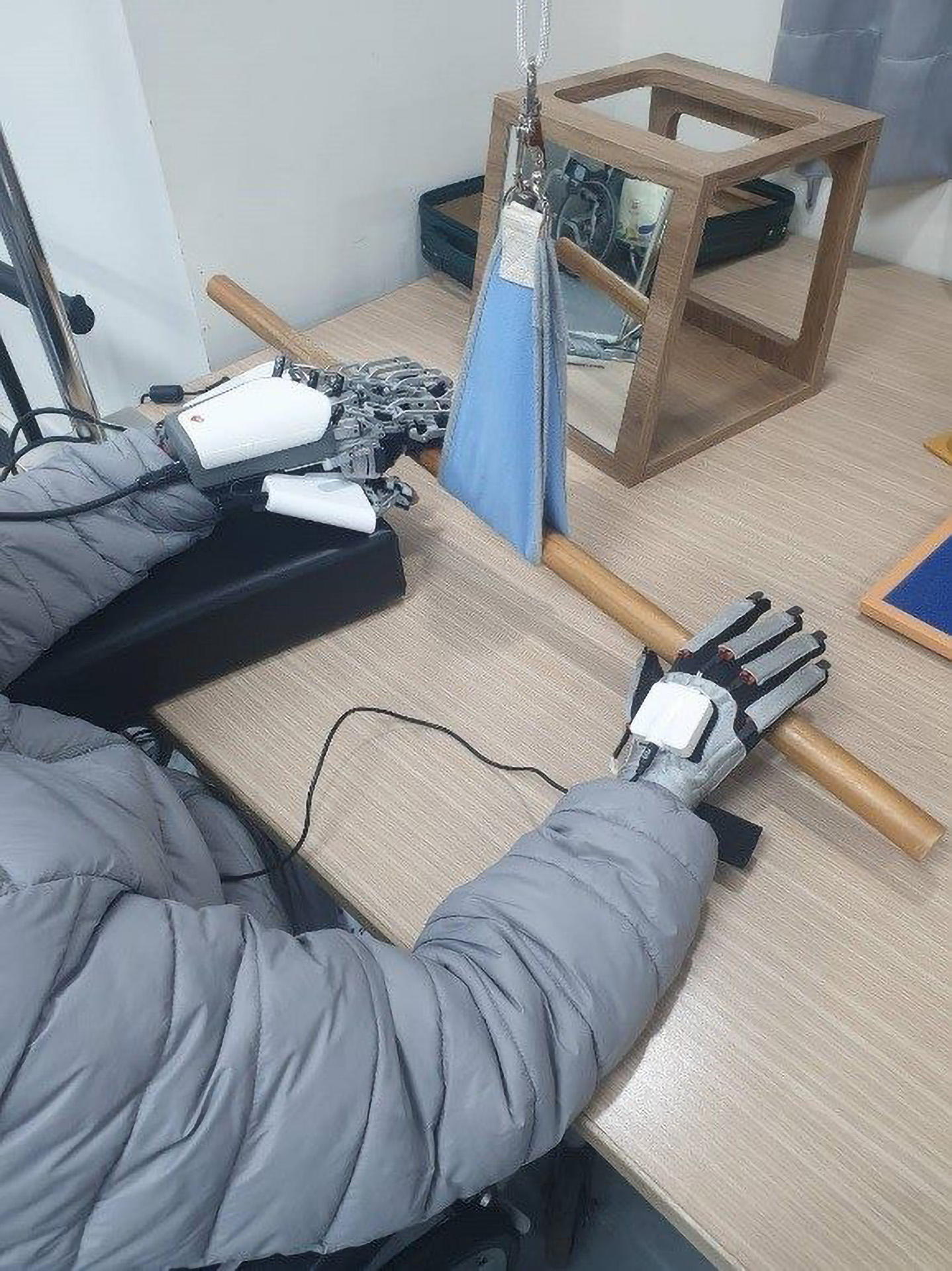民眾使用上肢鏡像手進行復健