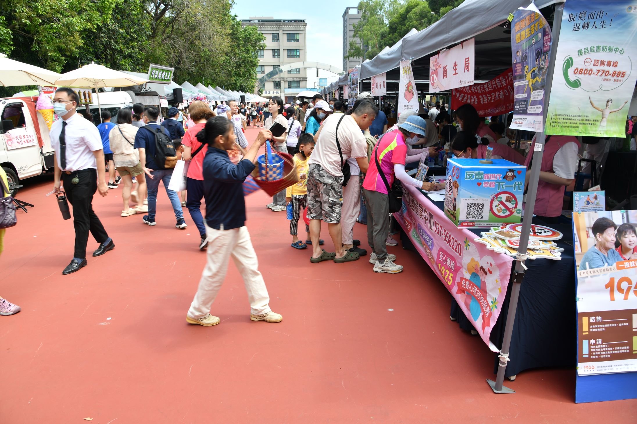 慈濟志工在苗栗竹南運動公園設立六十七個攤位（含公益攤位），人潮如織，約二千多人共襄盛舉。