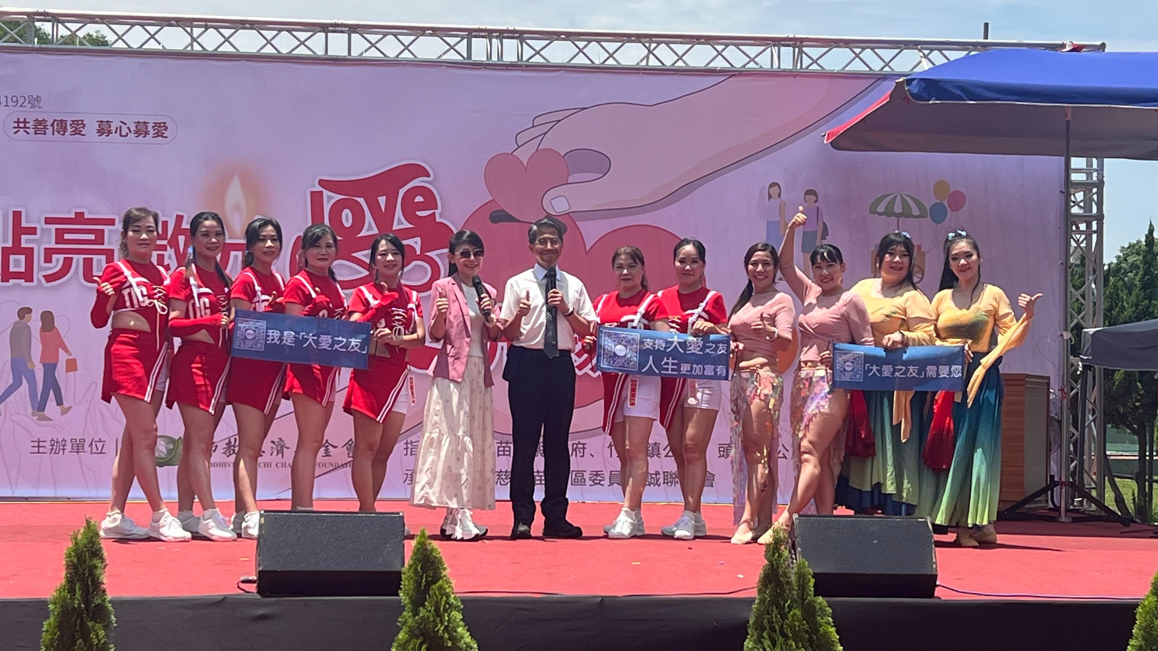 園遊會主持人阿明（黃添明，左七）帶動活動，妙語如珠炒熱現場氣氛。