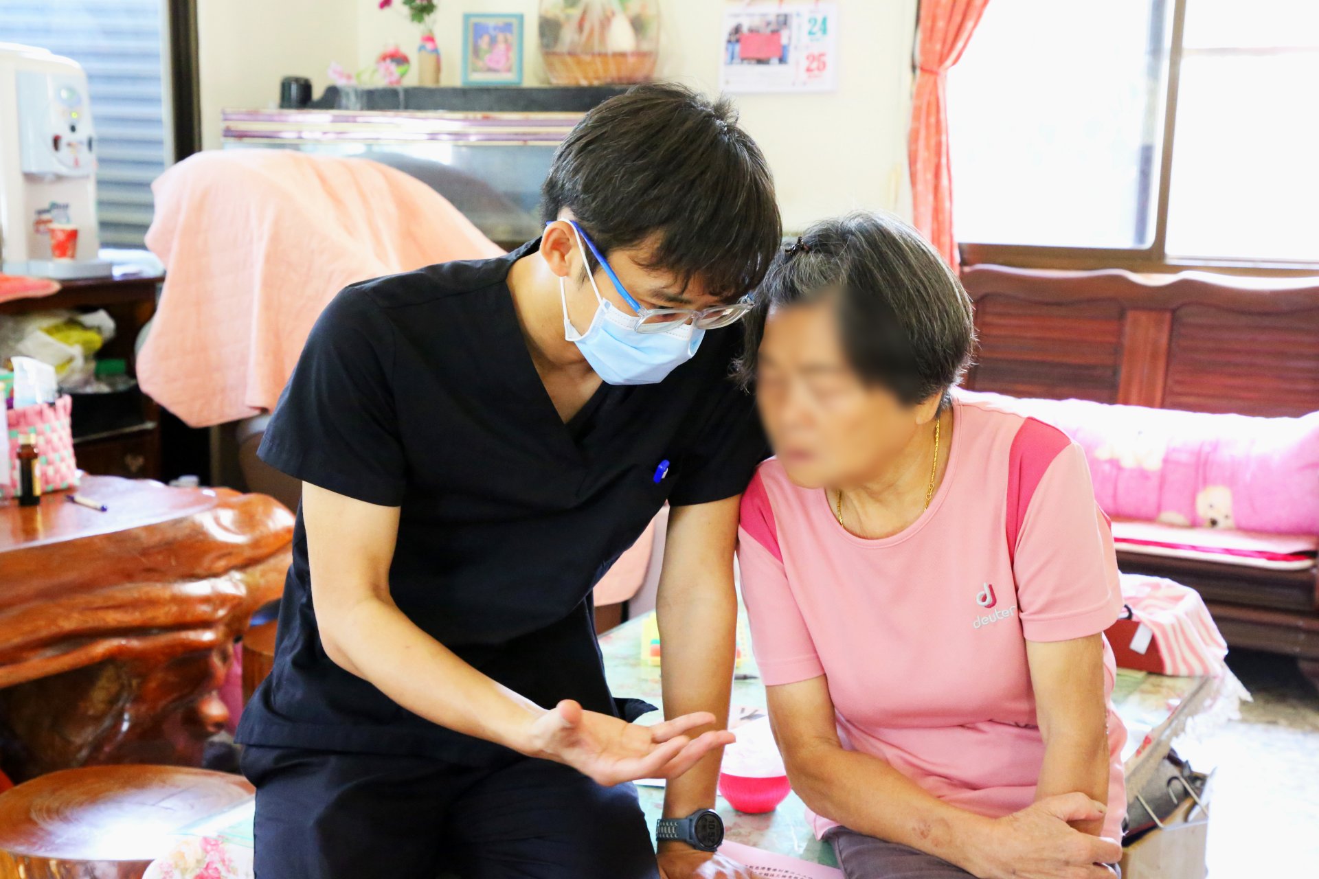 鄭主任也關心詹阿伯的妻子的辛勞，教她平日應如何照顧阿伯，也讓她能獲得喘息的機會。