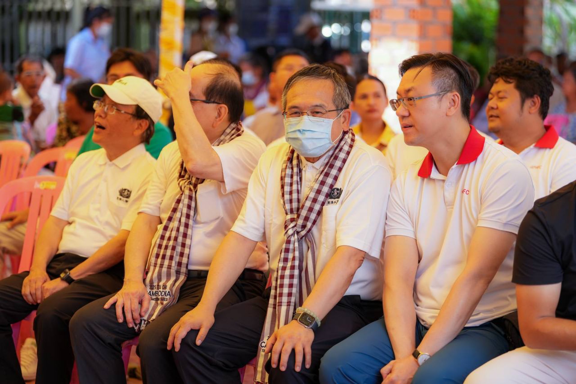在義診結束後，林其泰（右一）滿懷感動。為了珍惜這段難得的經歷，他決定留下來參加感恩晚會，與眾人一同分享義診的點滴與心得。