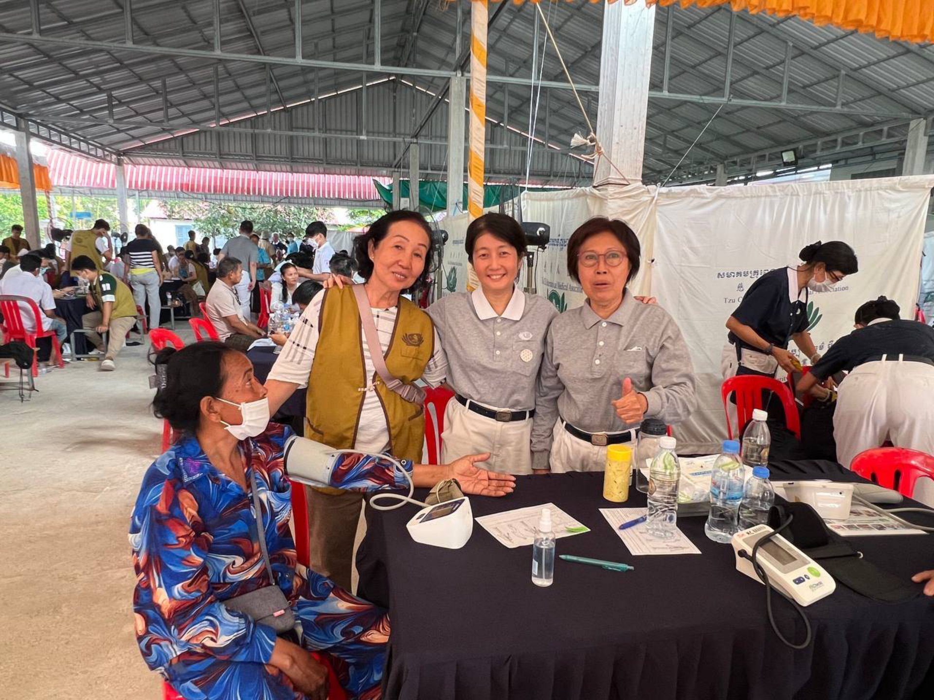 2024年，首次擔任義診志工，參與後深受感動。今年，他主動報名加入茶膠省慈濟義診的翻譯志工，並帶著媽媽許惠良（左二）一同投入志工服務。
