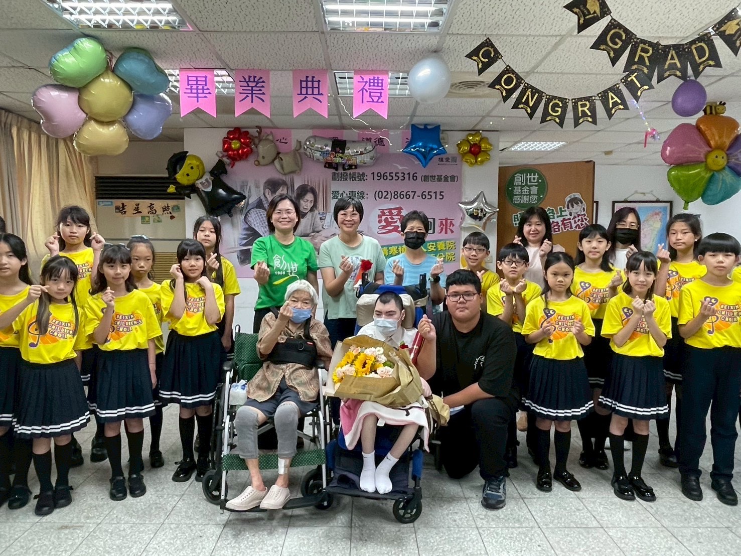 畢業生阿任與家人、老師及北新國小師生合影