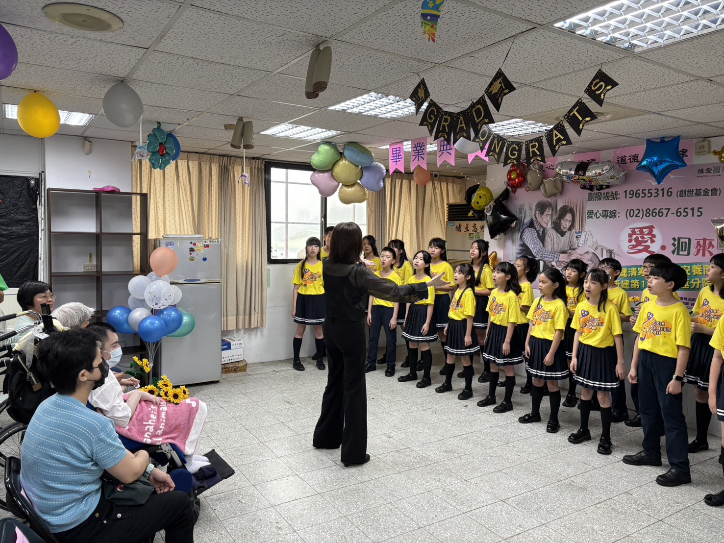 畢業生阿任聆聽北新國小合唱團演出