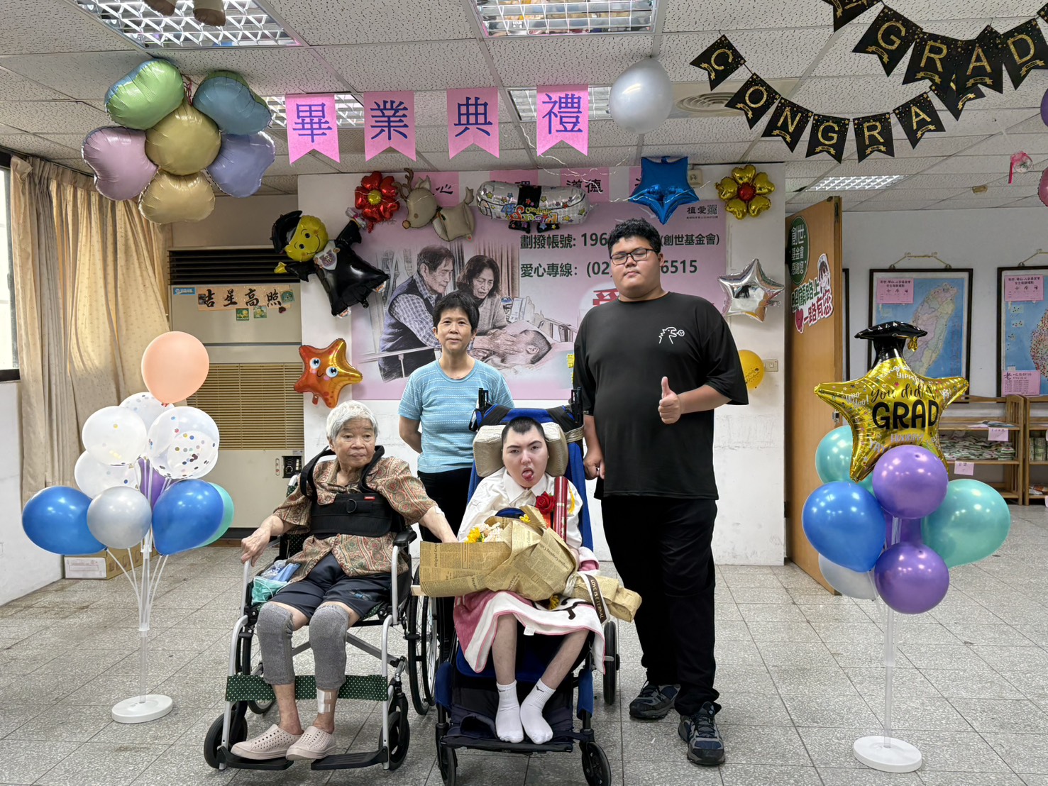畢業生阿任與最支持他的家人合影
