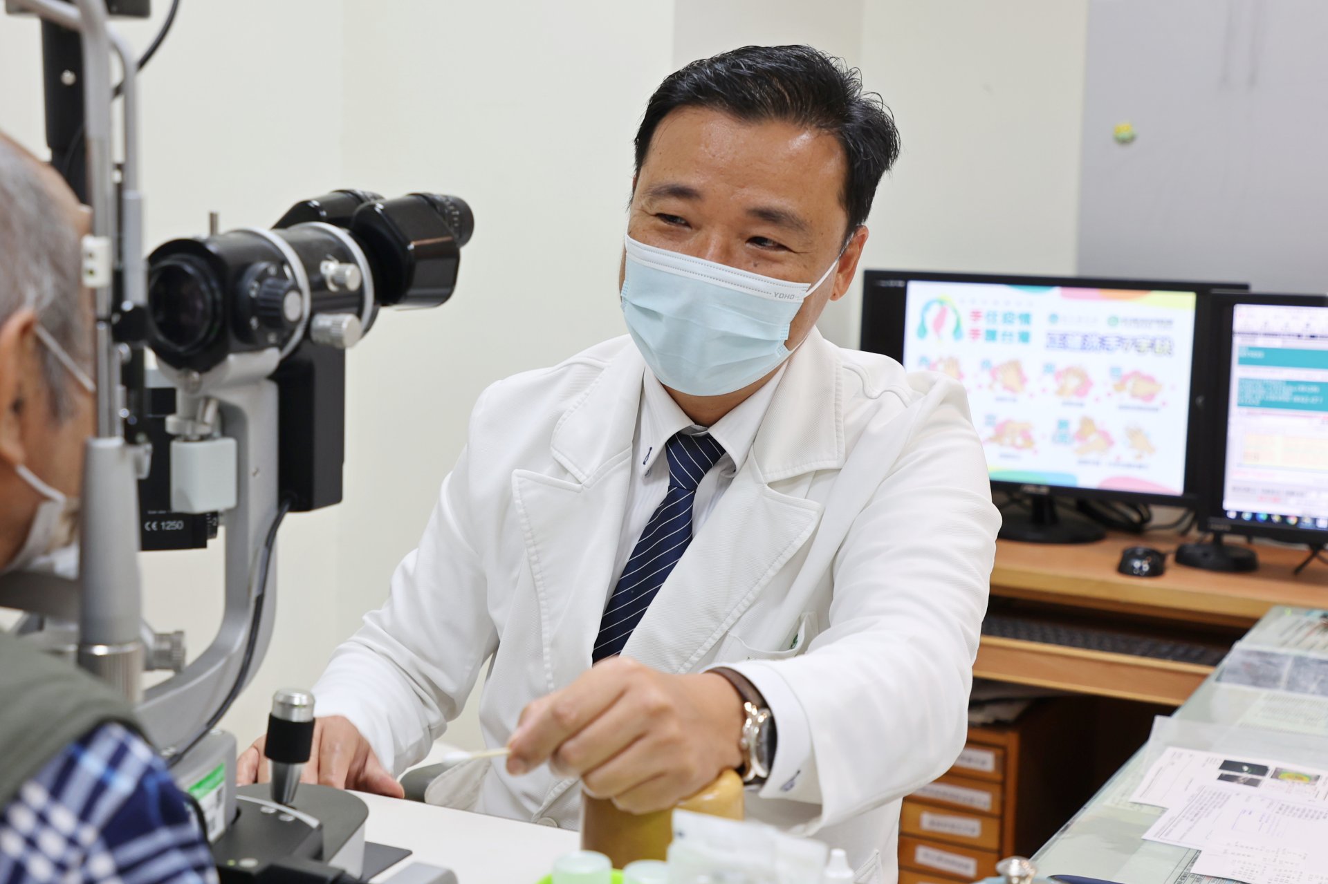 花蓮慈濟醫院視網膜科主任何明山，以羊膜及PRP雙重療法，幫助黃斑部裂孔病人順利癒合。