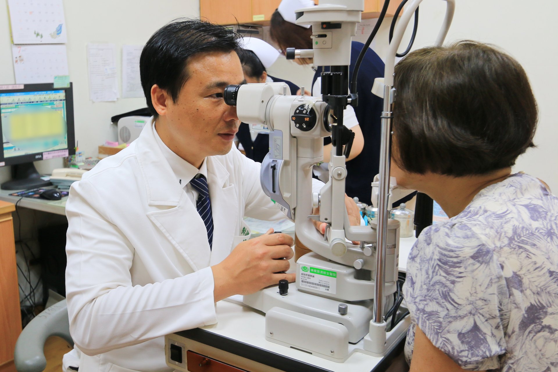 花蓮慈濟醫院視網膜科主任何明山，以羊膜及PRP雙重療法，幫助黃斑部裂孔病人順利癒合。