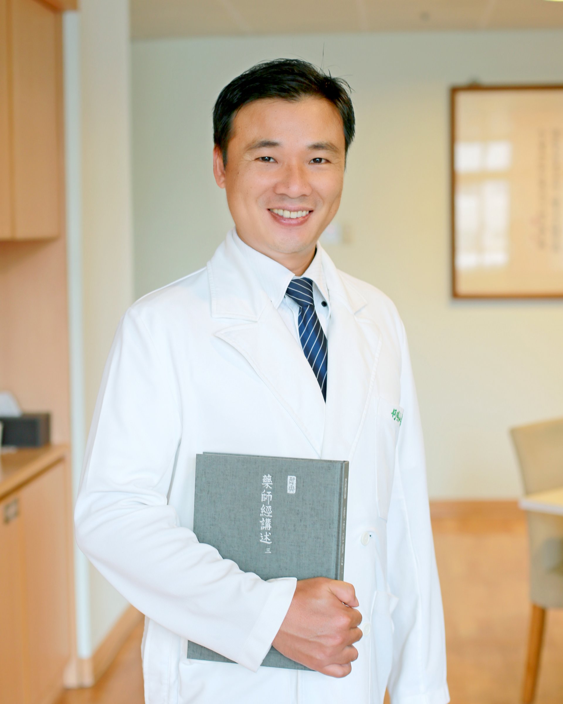 花蓮慈濟醫院視網膜科主任何明山，以羊膜及PRP雙重療法，幫助黃斑部裂孔病人順利癒合。