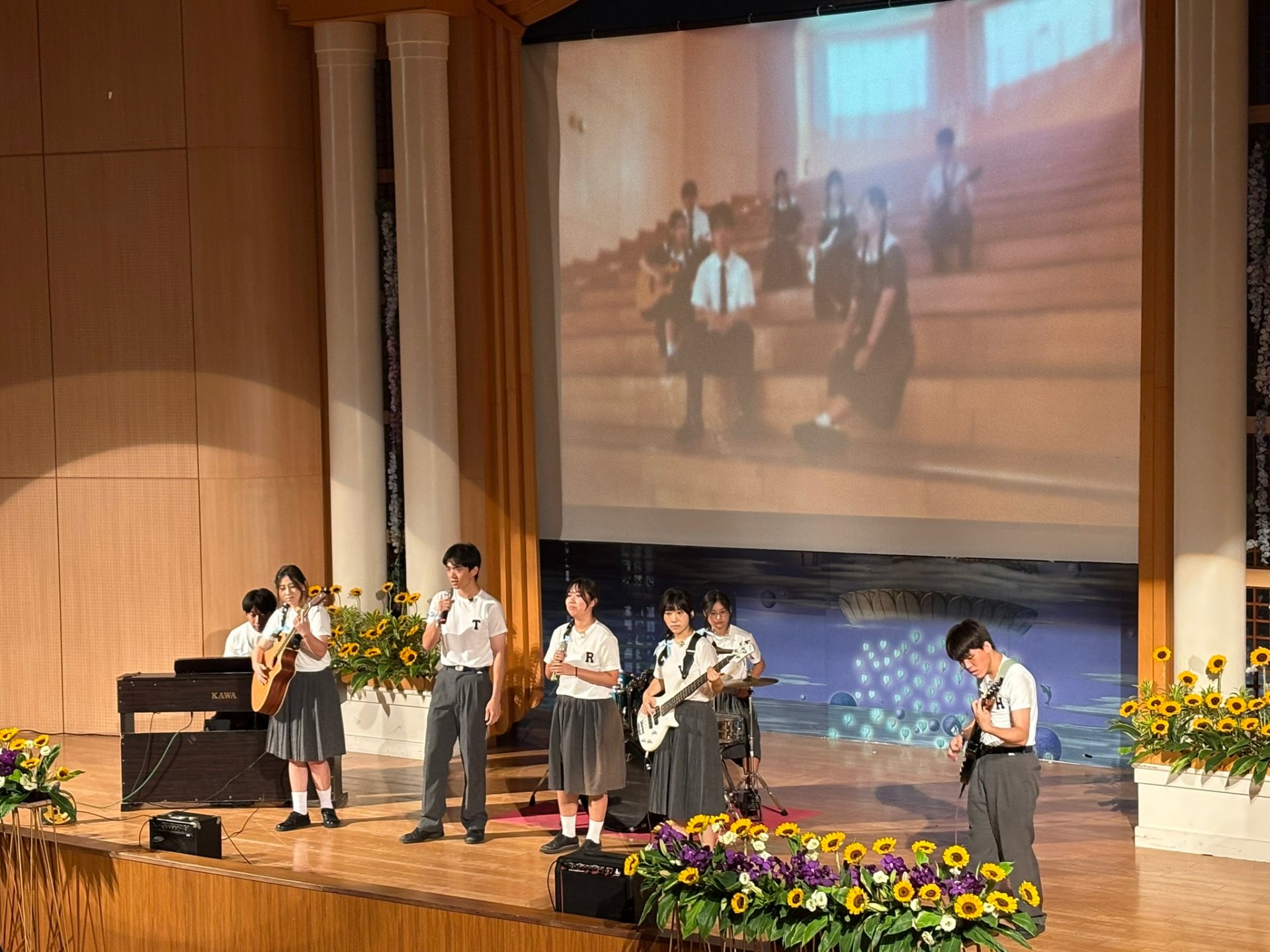 畢聯會畢歌組同學全心投入演唱自創曲「序」，紀念他們未完待續的青春。