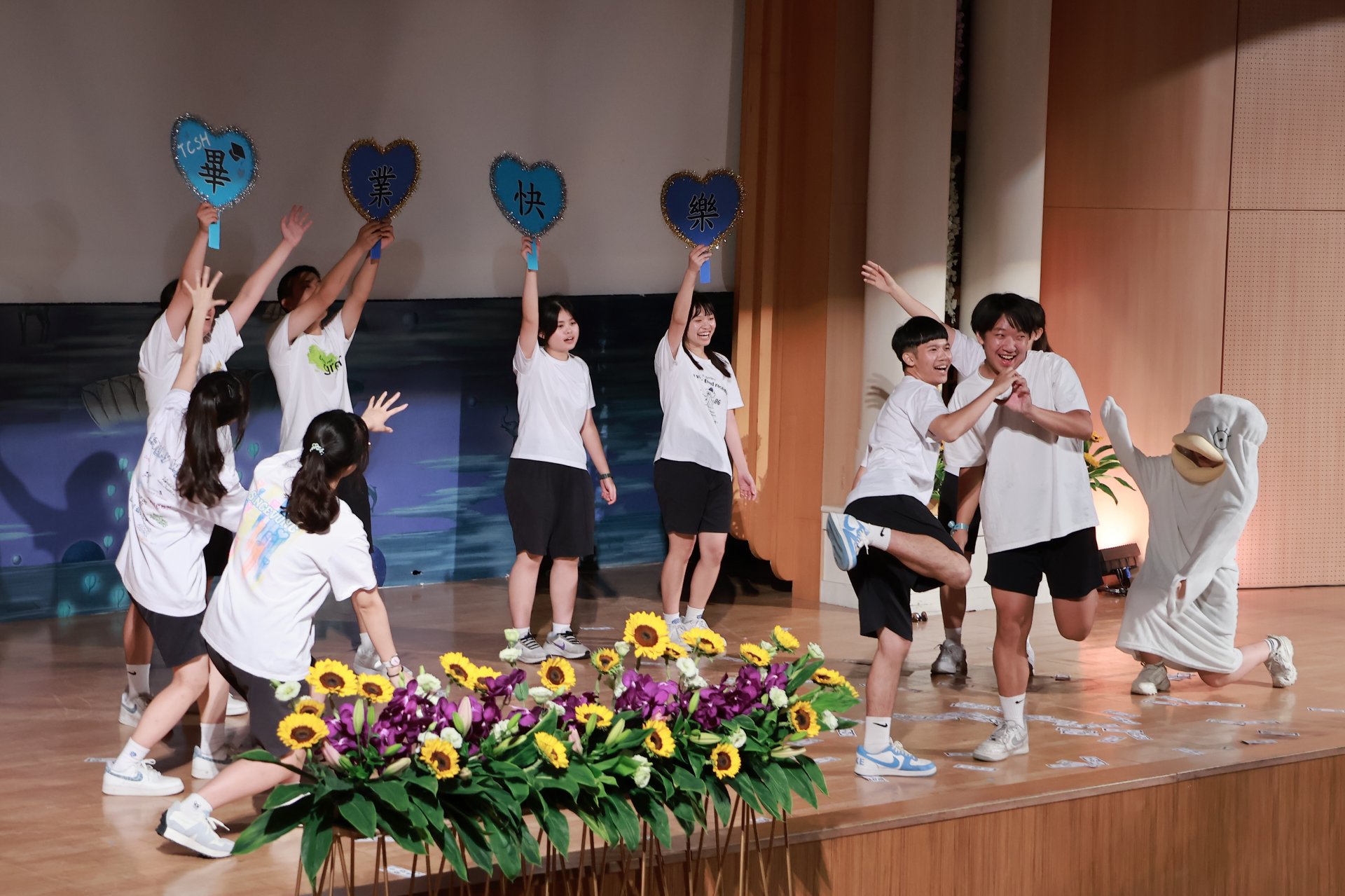 畢業生透過律動感十足的組曲，詼諧溫馨表達「畢業快樂」。