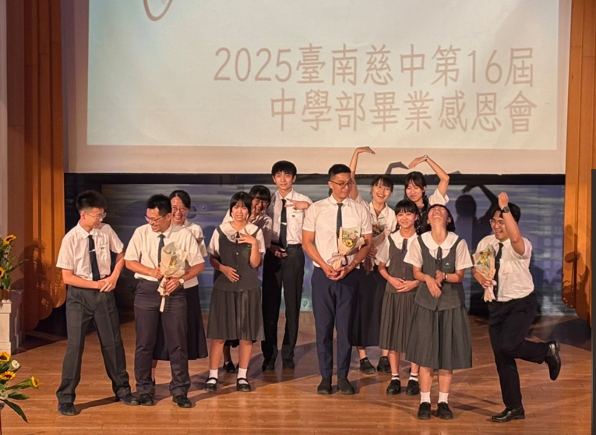 國三畢業生代表獻花後與導師開心合影，展現師生合諧的默契與情感。