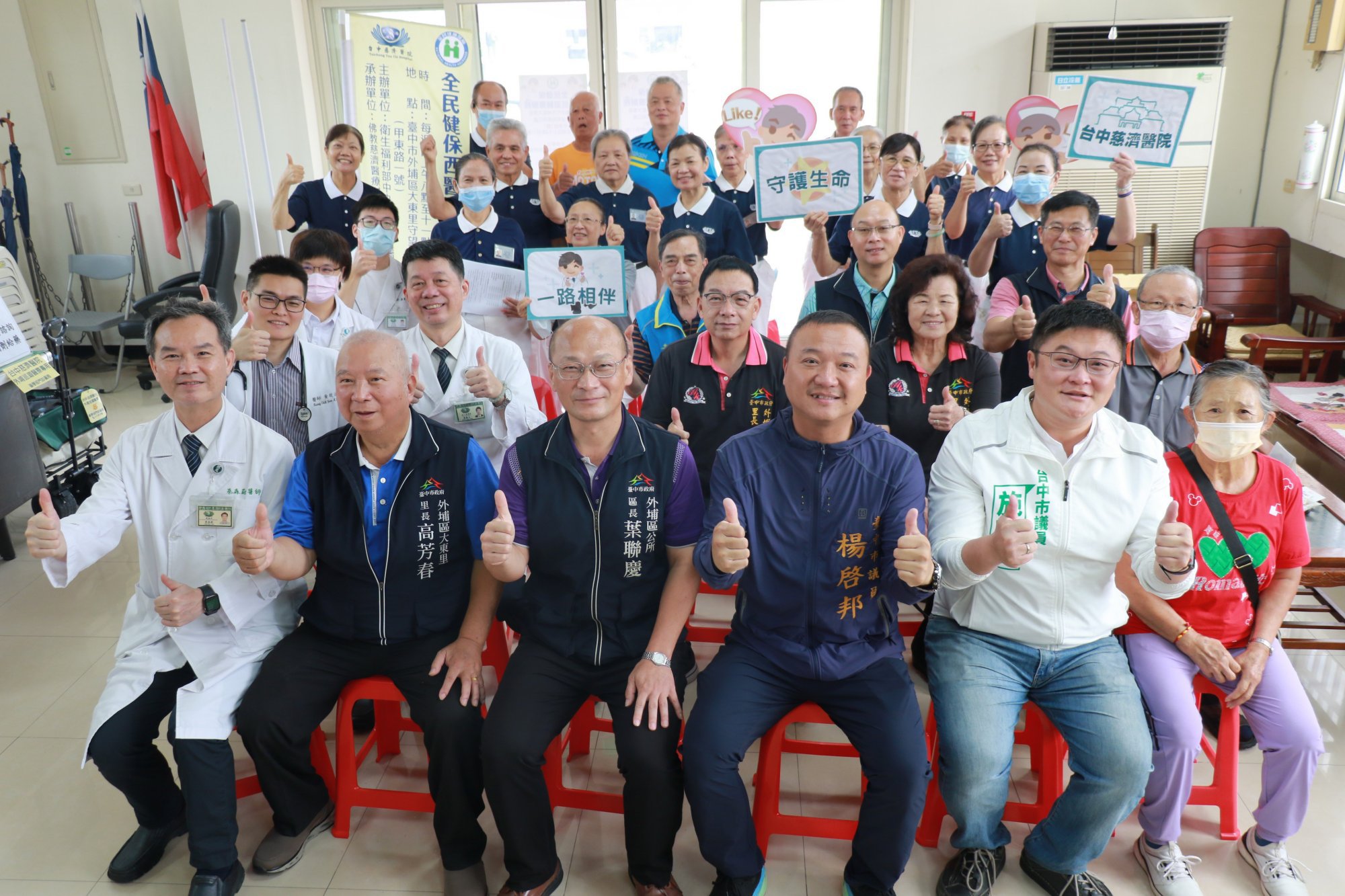 大埔區大東里巡迴醫療啟動首日，在地區長、里長和議員都前來觀禮。