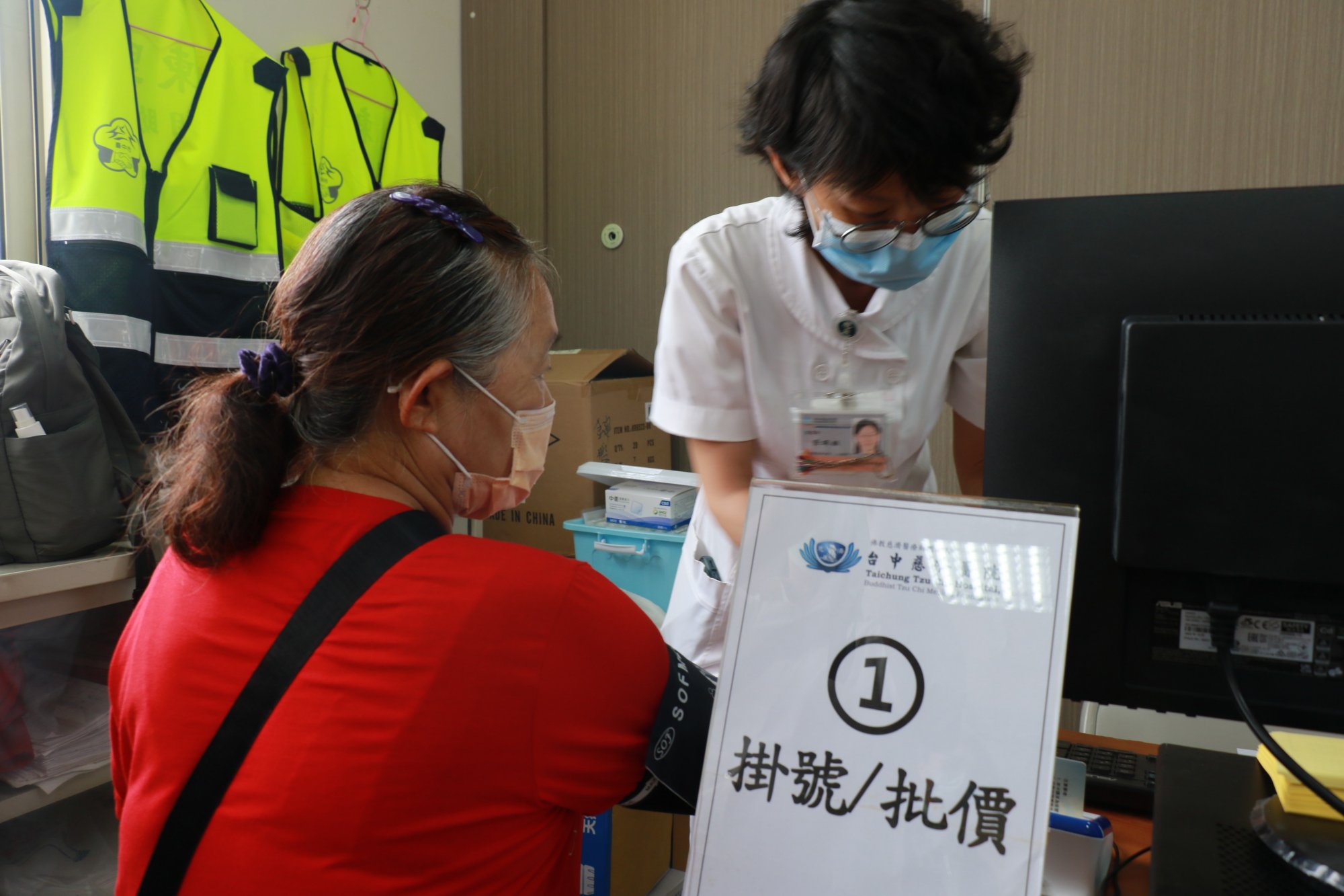 護理師親切為長輩量測體溫、血壓，並建立病歷資料，提供看診醫師登陸醫囑與查詢。