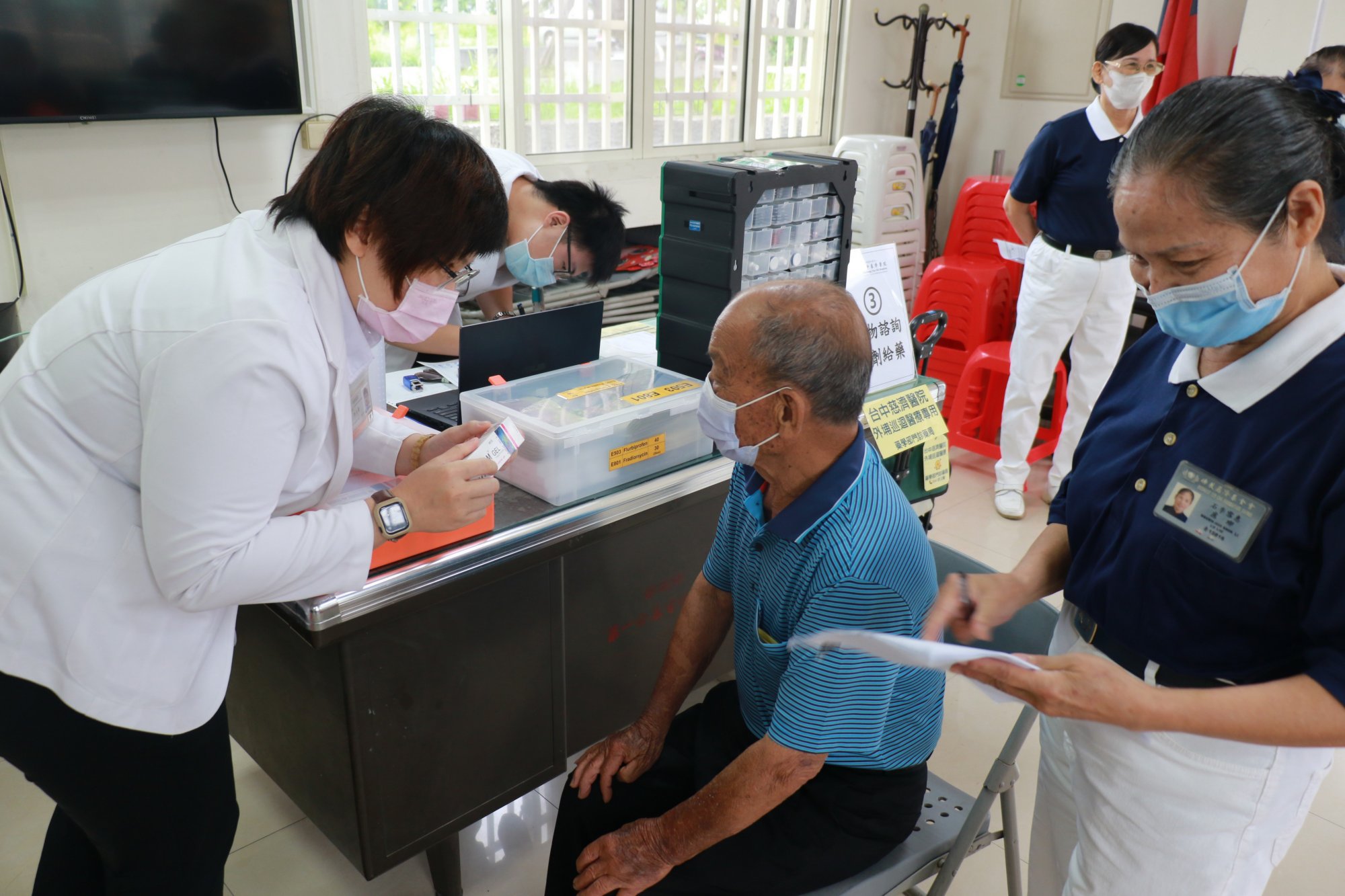 巡迴醫療除了醫師與護理師之外，藥師更提供處方調劑與用藥諮詢的服務。