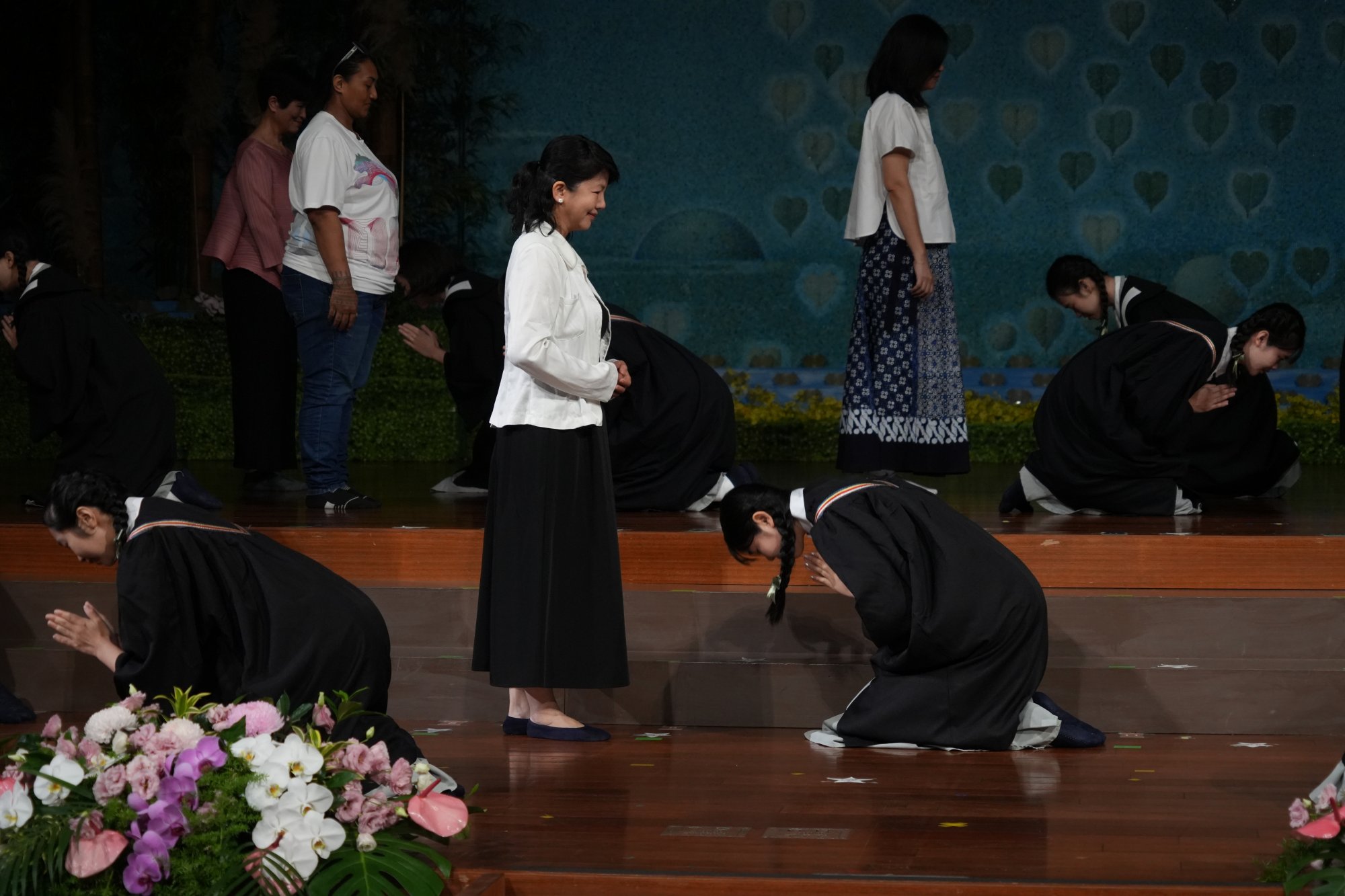 畢業生演繹跪羊圖，感恩雙親養育之恩
