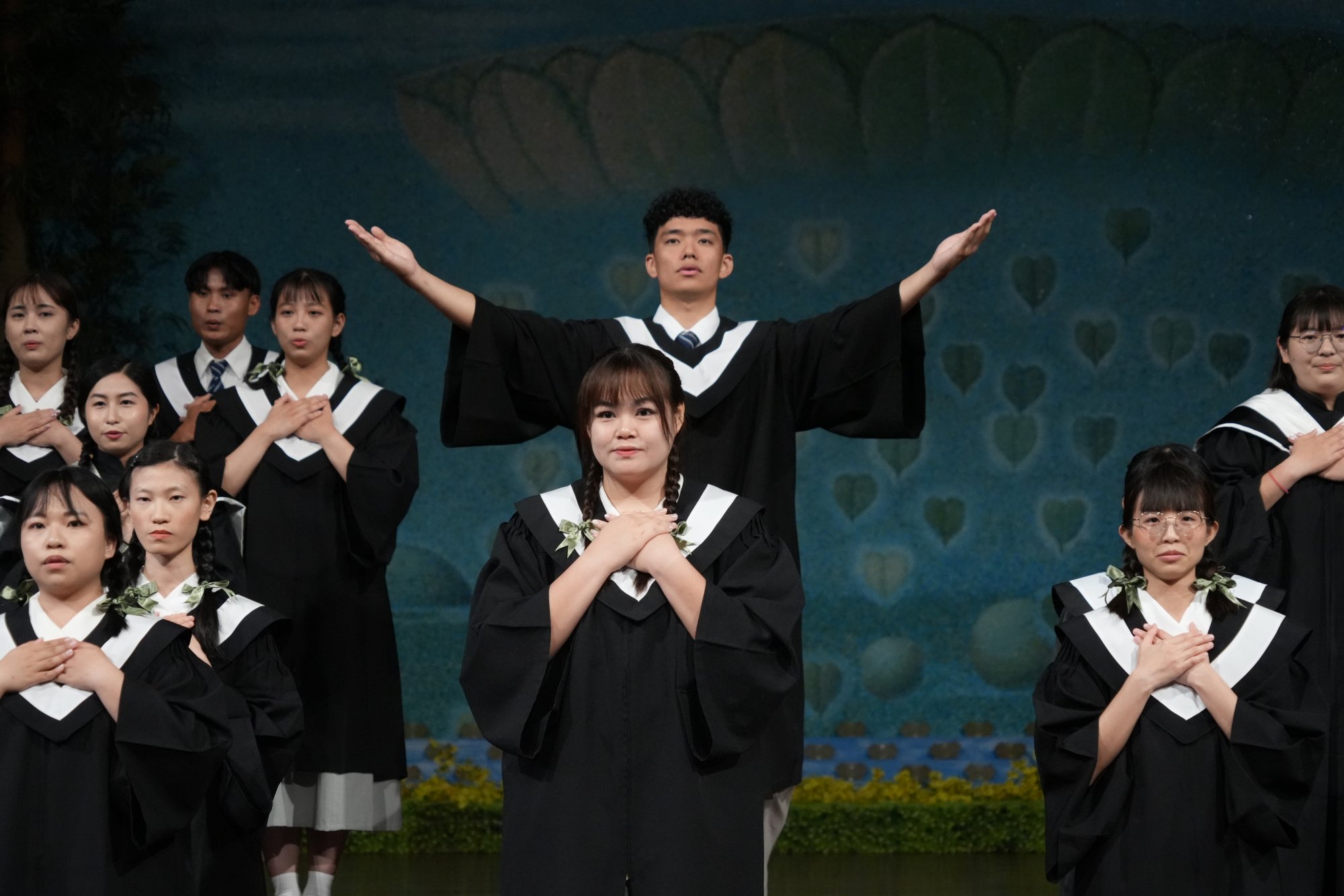 學生以「感恩」回應師長，「是您那慈愛的寬容，給我成長的動力」