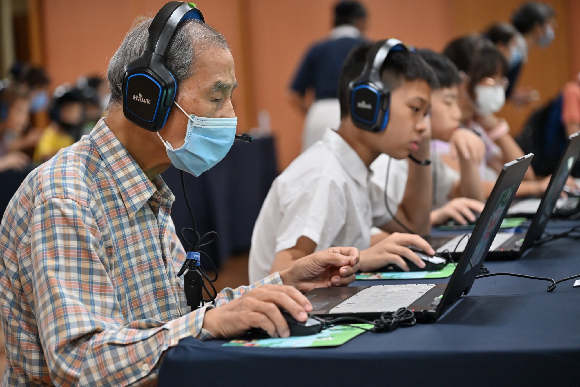 臺中靜思堂2025年6月7日上午舉辦「世界環境日永續淨零兜陣走」，圖為環保電競賽。