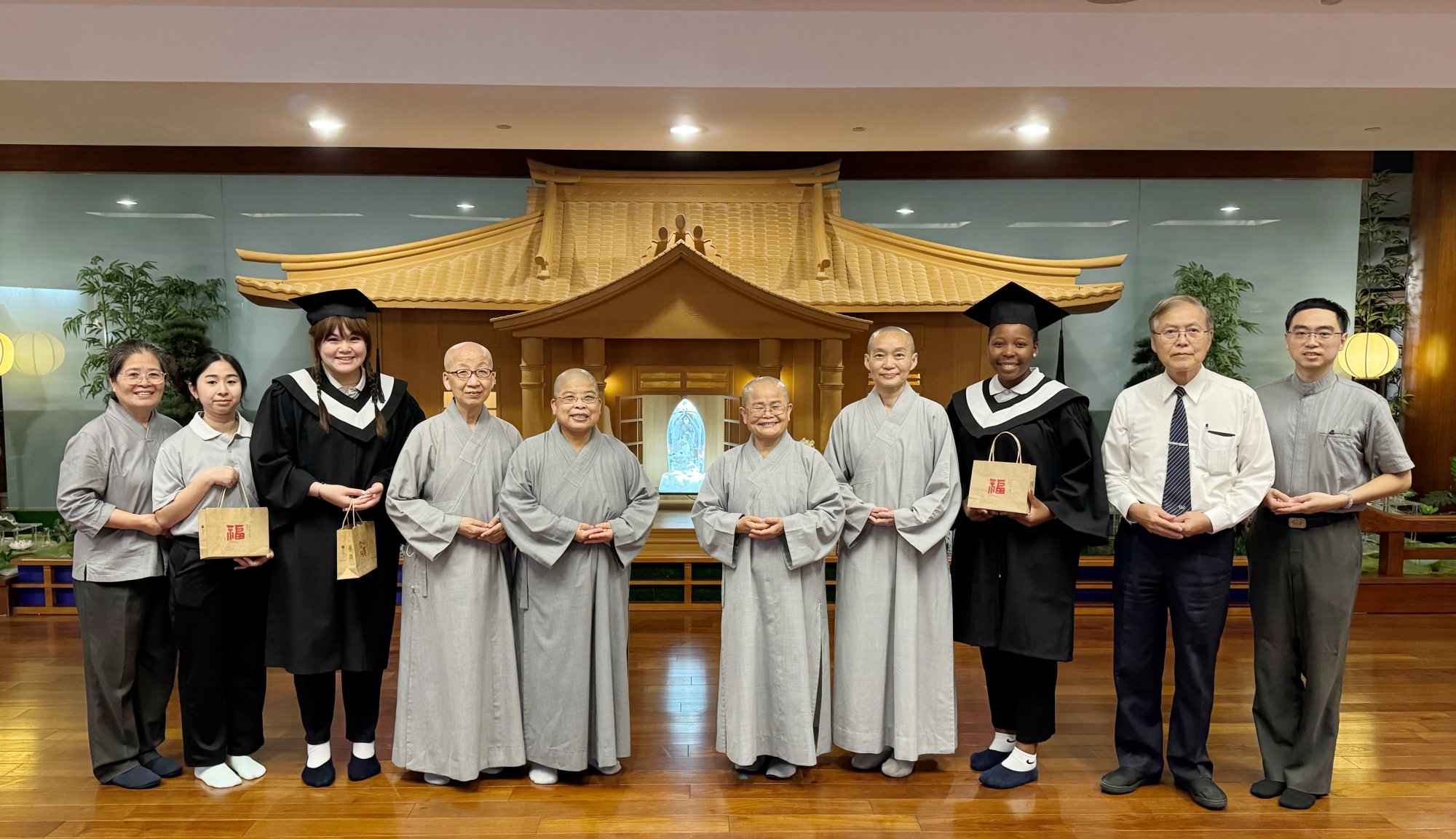 畢業典禮前夕，師長給予學生祝福