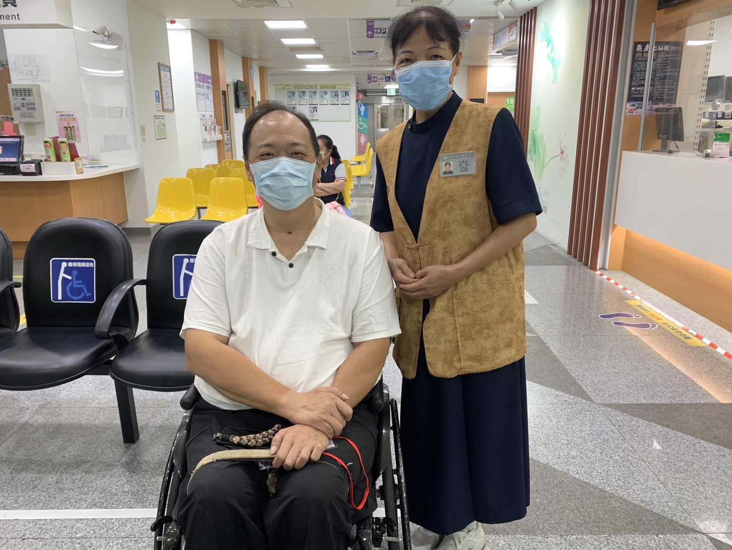 大林慈濟醫院於今日上午舉辦「脊髓損傷聯合門診」，由泌尿科、骨科、腸胃內科、風濕免疫(疼痛)科、中醫科與牙科六大專科共同參與，並結合慈濟志工，提供一對一貼心陪伴就醫